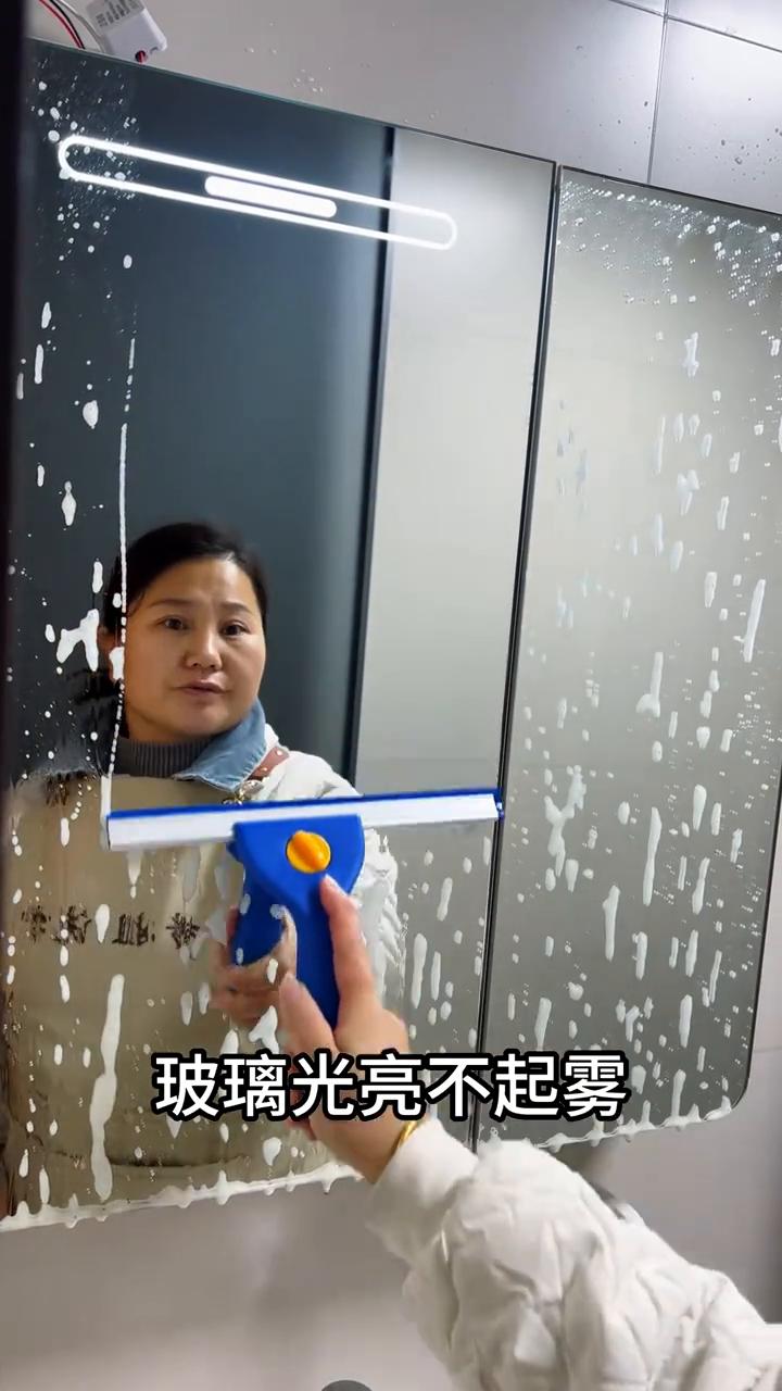 ·可乐里面加上洗洁精，喷洒在灶台油污处，毛巾擦一擦，灶台干净如新。
·可乐里挤上