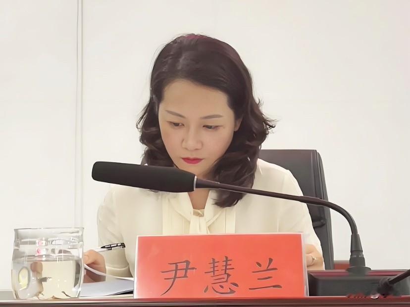 今天贵州的尹慧兰上了热搜
她是1972年出生的贵州镇远人
她在锦屏县深耕三十四年