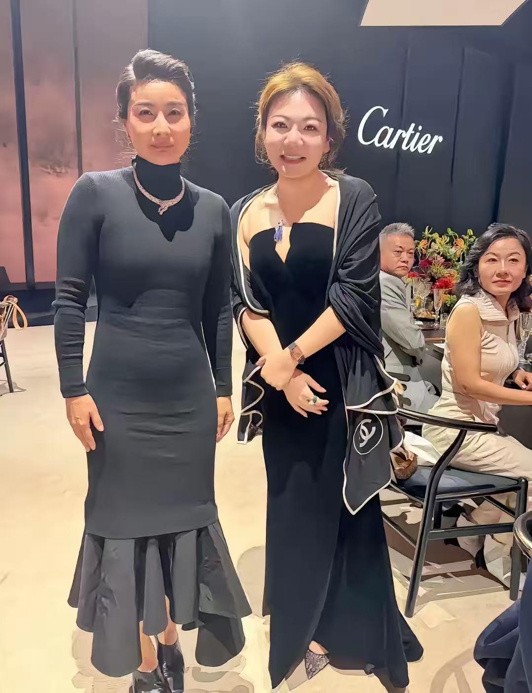 不是要黑郭晶晶
也不是嘲讽她的麒麟臂和长相
更不否认她的成绩。个人感觉高档场合礼