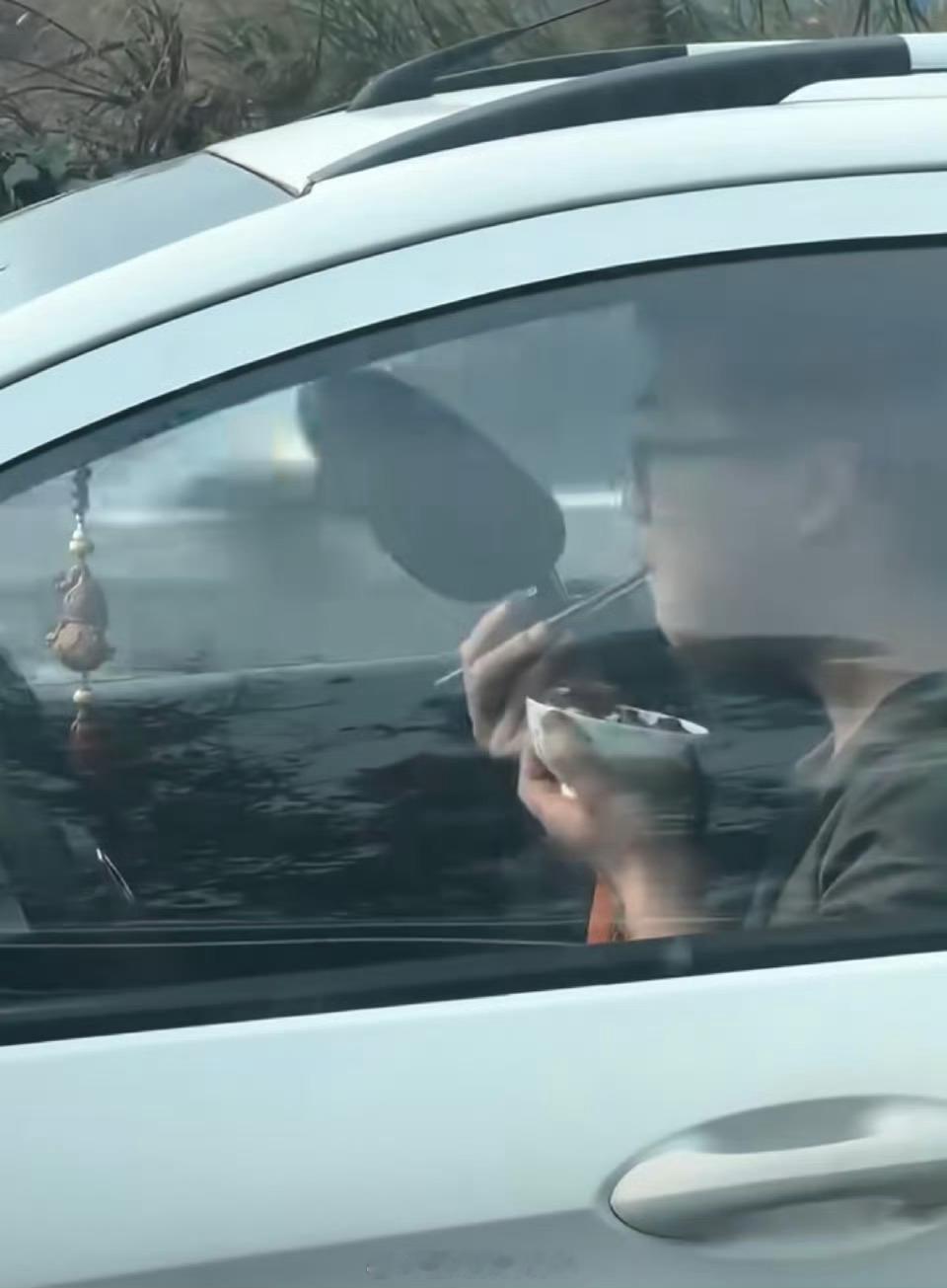 堵车还能这么从容，哥们心态是真好 