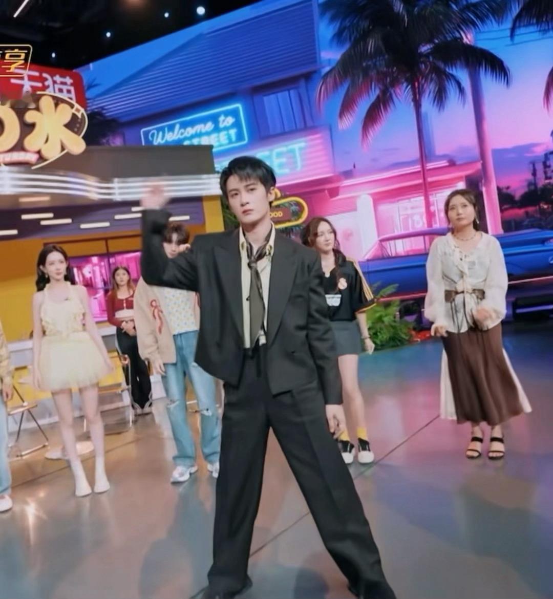 啧啧啧，这个男人，p1没观众的时候录了一遍，全程冷脸面无表情很严肃，p2p3观众