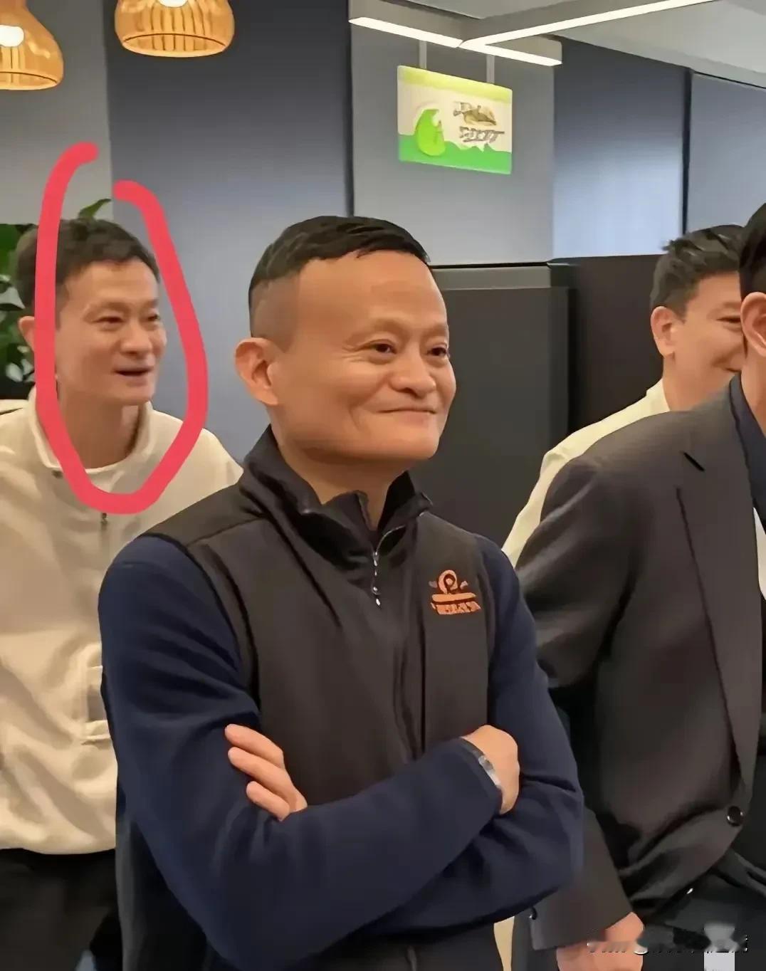 大家看看这张照片，马云后面那个男人的五官和他长得很像，他究竟是谁呢？
近日马云出