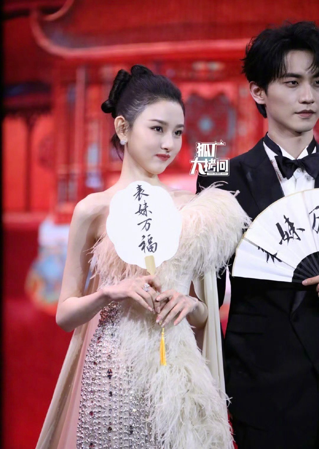 宋祖儿终究还是先Angelababy一步，进组拍戏。同样经历沉寂，同样是一口气抬