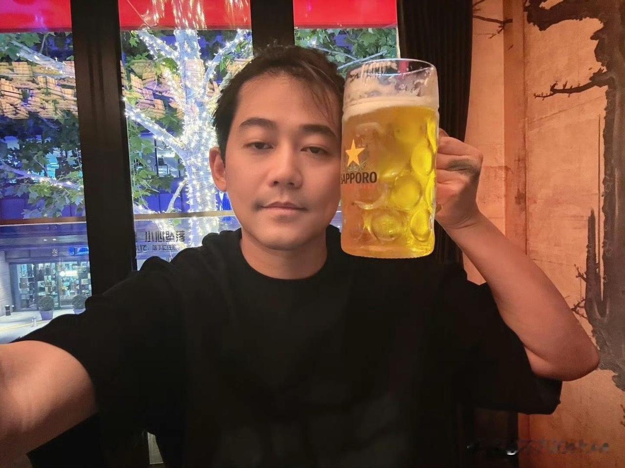 10月1日，苏醒发文说：“节日快乐，真的太大杯了。 ​​​”

没想到醒哥酒量这
