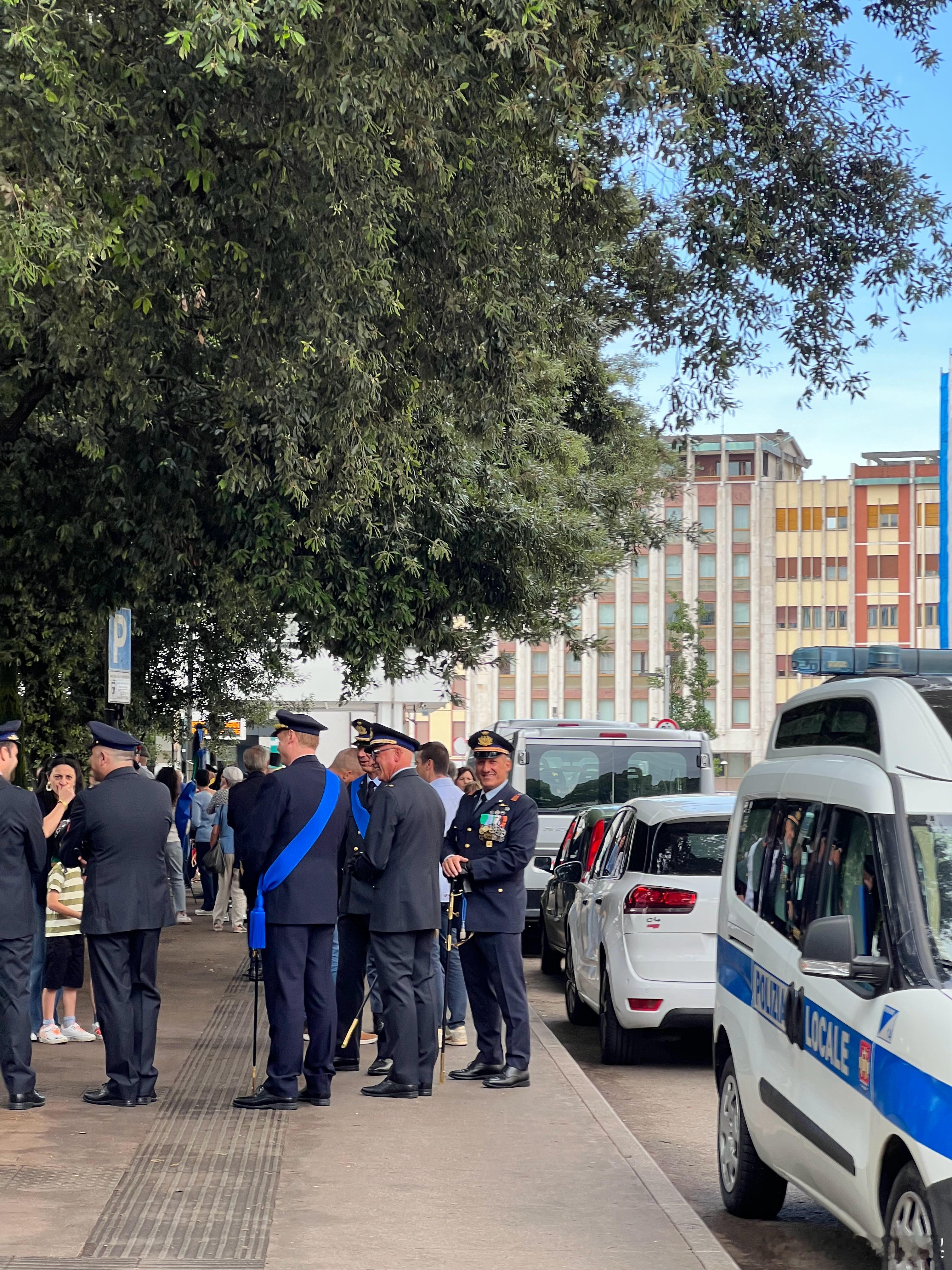 意大利80周年国庆节，广场上非常热闹，各种兵团参加节日。我两吃个健康的午餐，巧克