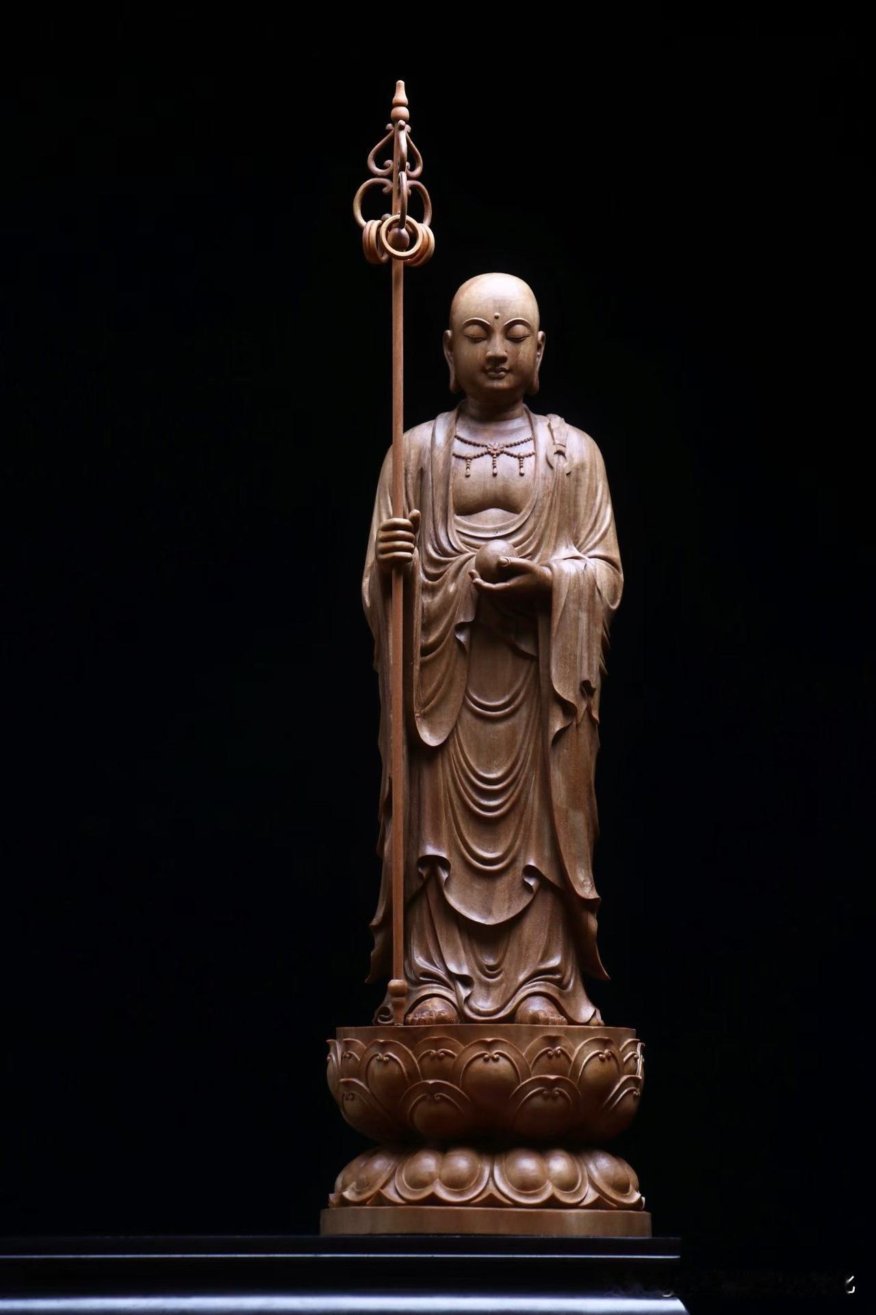有些造像，是给人“看”的；
地藏，更像是让人“慢下来”的。

这尊老山檀香地藏立