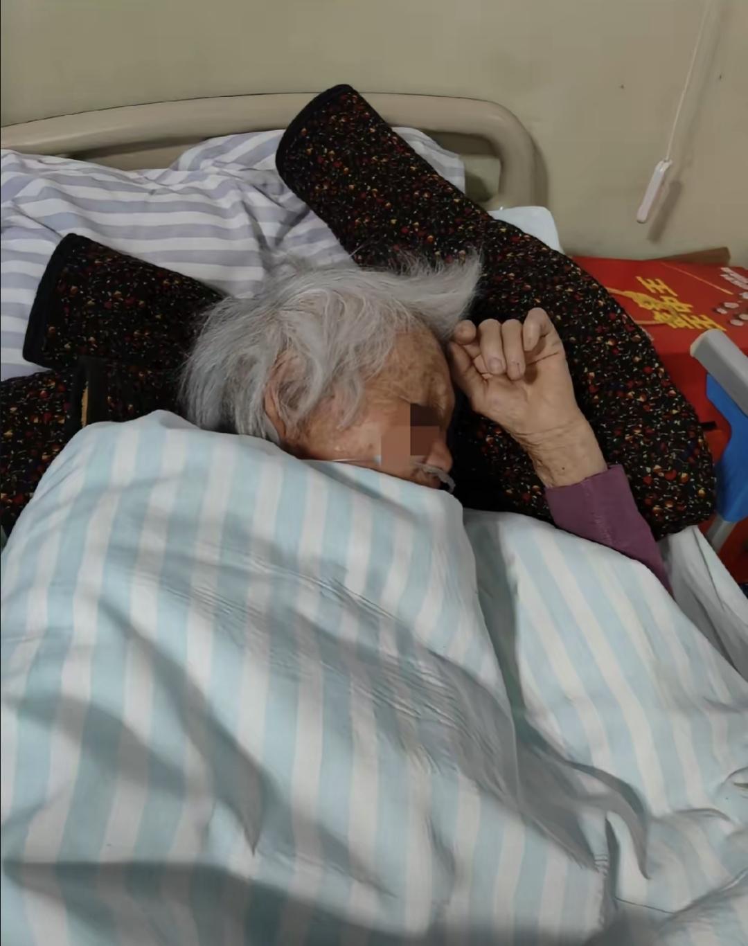 昨天在社区看到王伯送老父亲去火化，八十二岁，走得很安详。王伯六十一，背微驼，全程