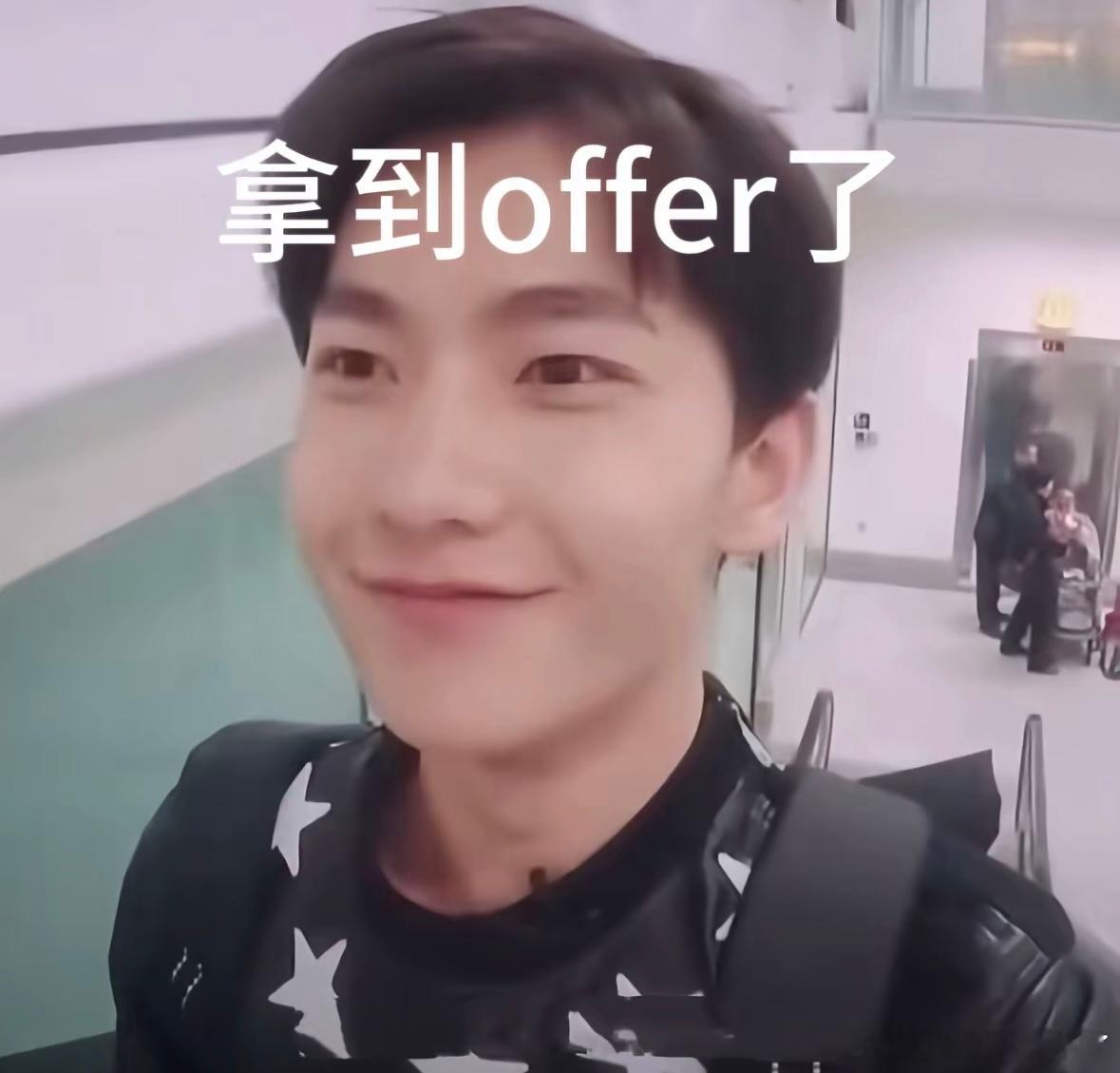 花少2杨洋走丢事件 第一张好像刚毕业幻想职场生活的样子第二张像是被生活打了个半死