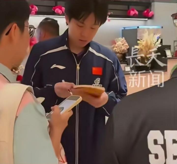 “不好意思，白纸我签不了”，王楚钦婉拒球迷在白纸签名，真不是耍大牌，也不是高冷，