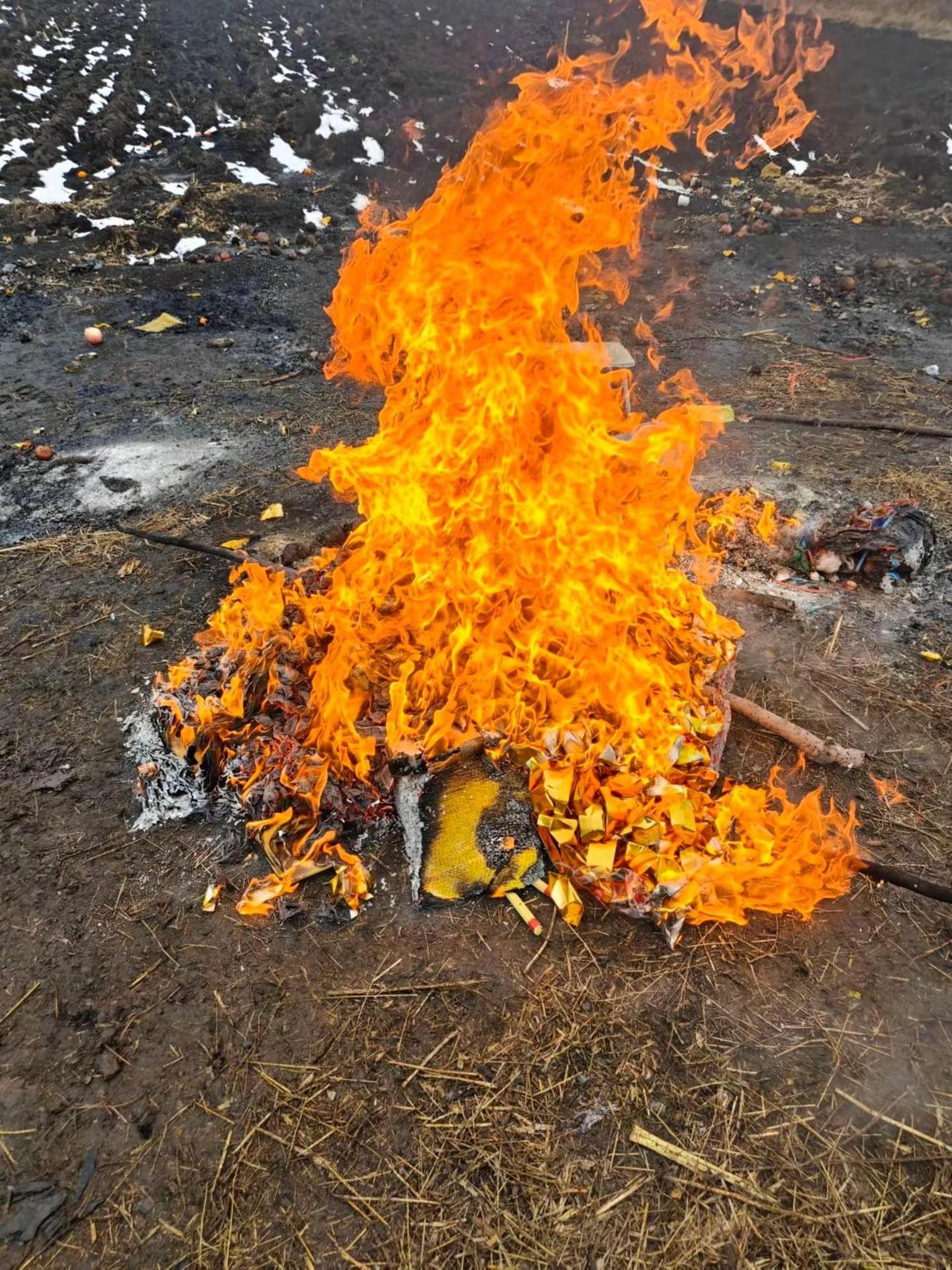 清明节。我评论了@凌立峰 的作品：清明节到了，请收钱💰