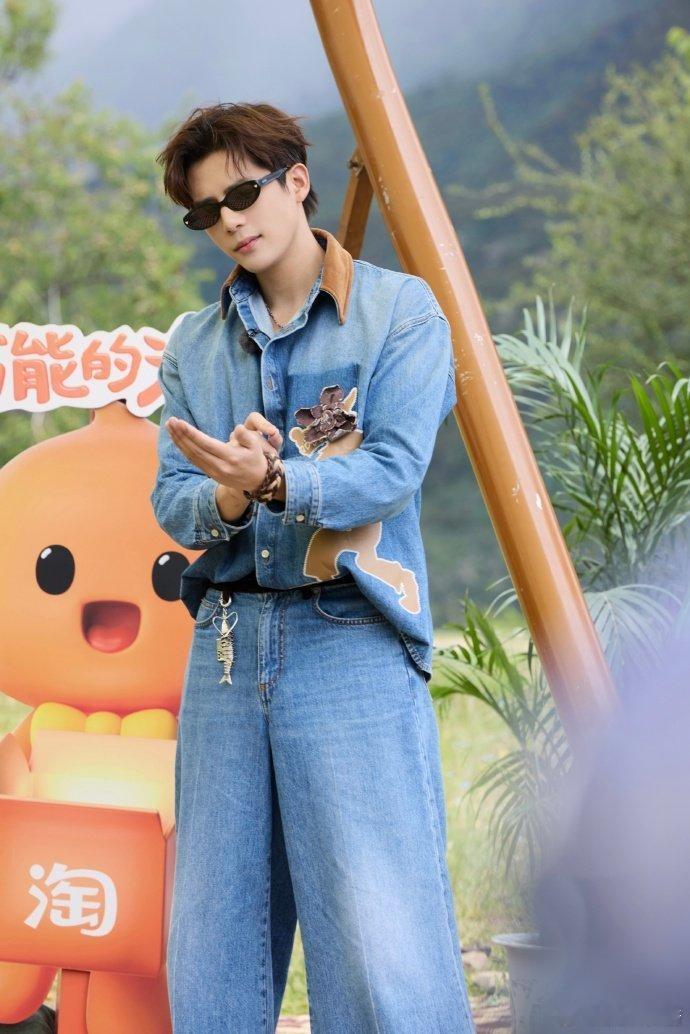 这给王安宇饿成啥样了 帅帅的王安宇是妥妥的综艺圣体，搞笑功能一流，时不时得就给大