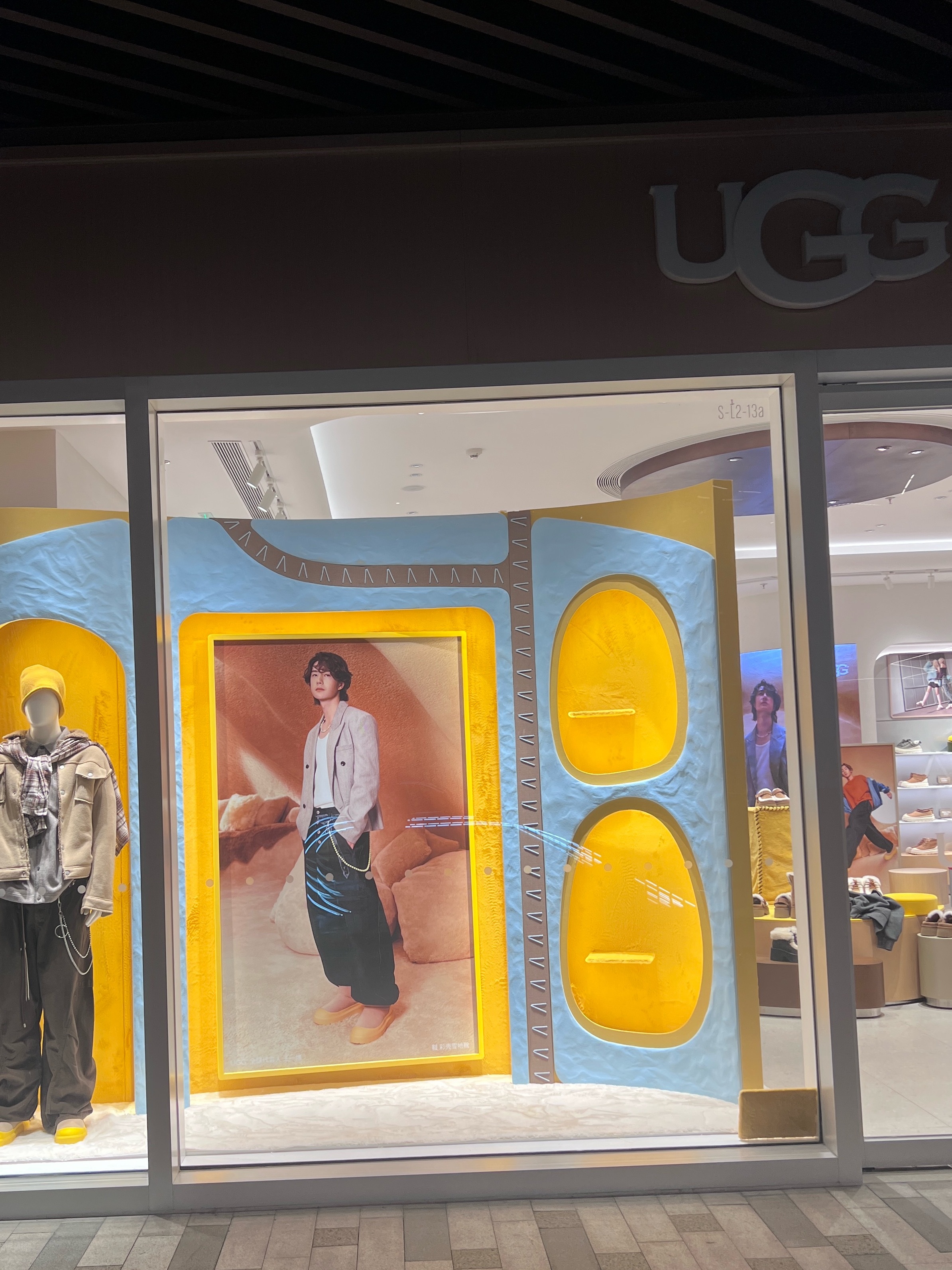 就这样用帅脸铺满门店 