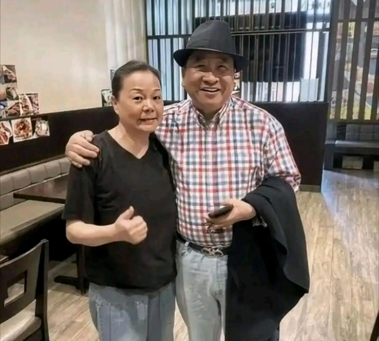 75岁姜昆近况曝光：这位让全国笑了四十年的相声巨匠，如今最上心的不是拿奖，而是捏