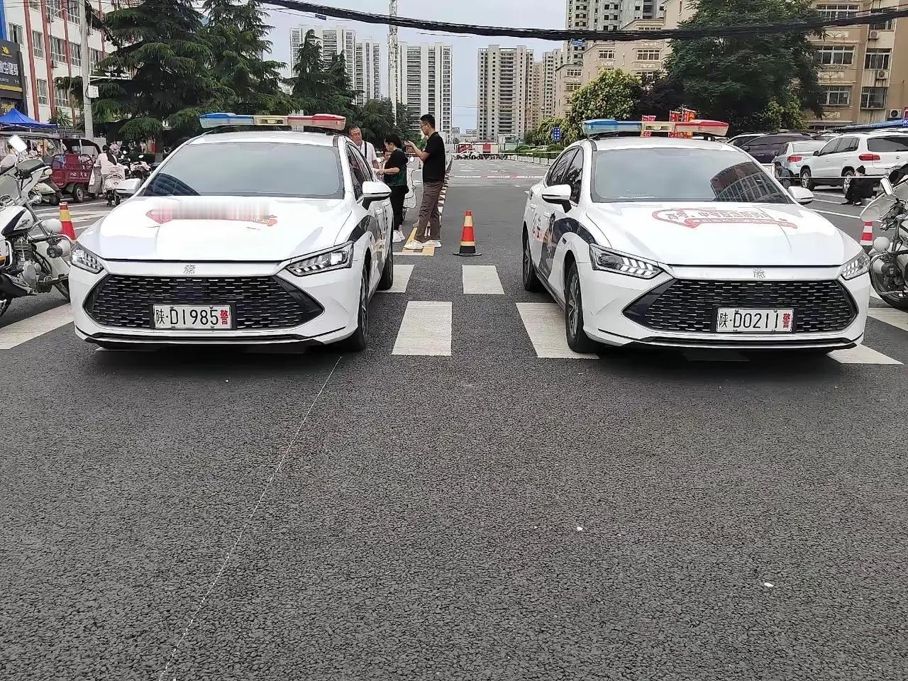 6月7日高考首日，多个考点门口，交警特意把车牌或警号带985、211的警车停到了