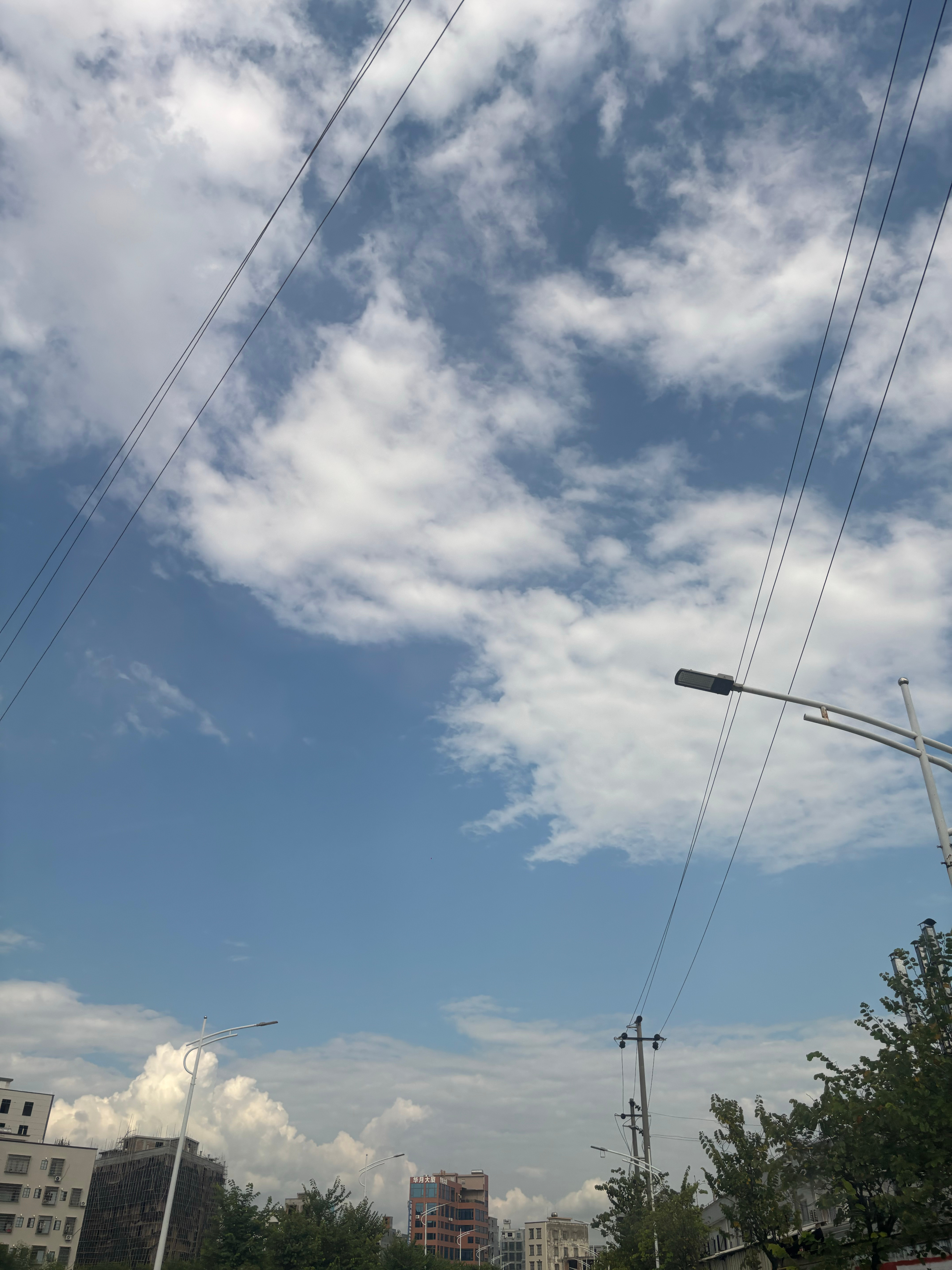我对蓝天白云永远偏爱。 ​​​