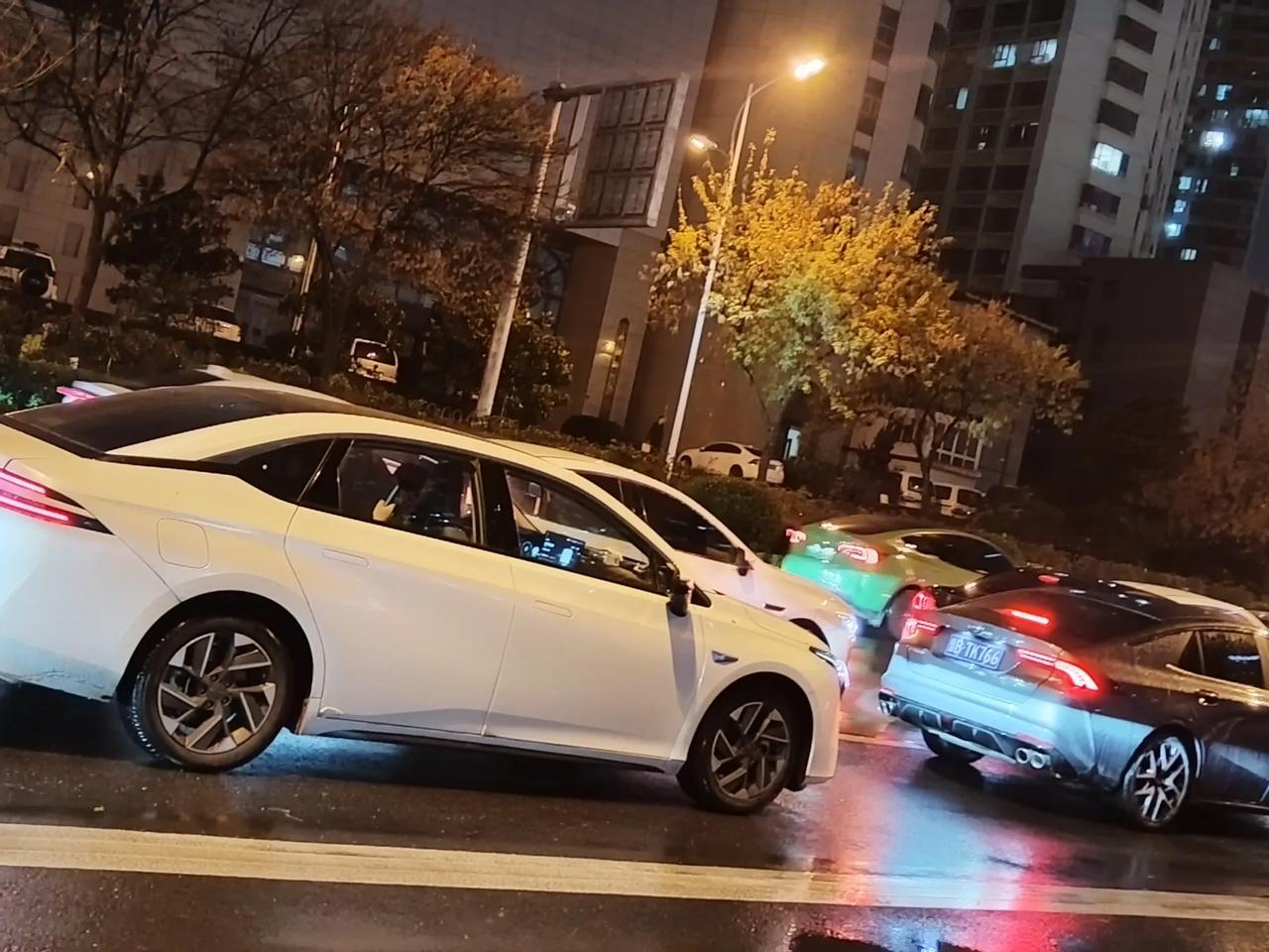 青岛昨天沥沥拉拉的下雨，临下班时还飘着小雨点，怕堵车就拖了着晚点走。到了六点了才