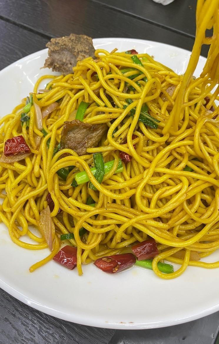 这几天新疆民族朋友们过节，好多饭馆店铺都关门啦，吃个拌面都不太容易。


突然发