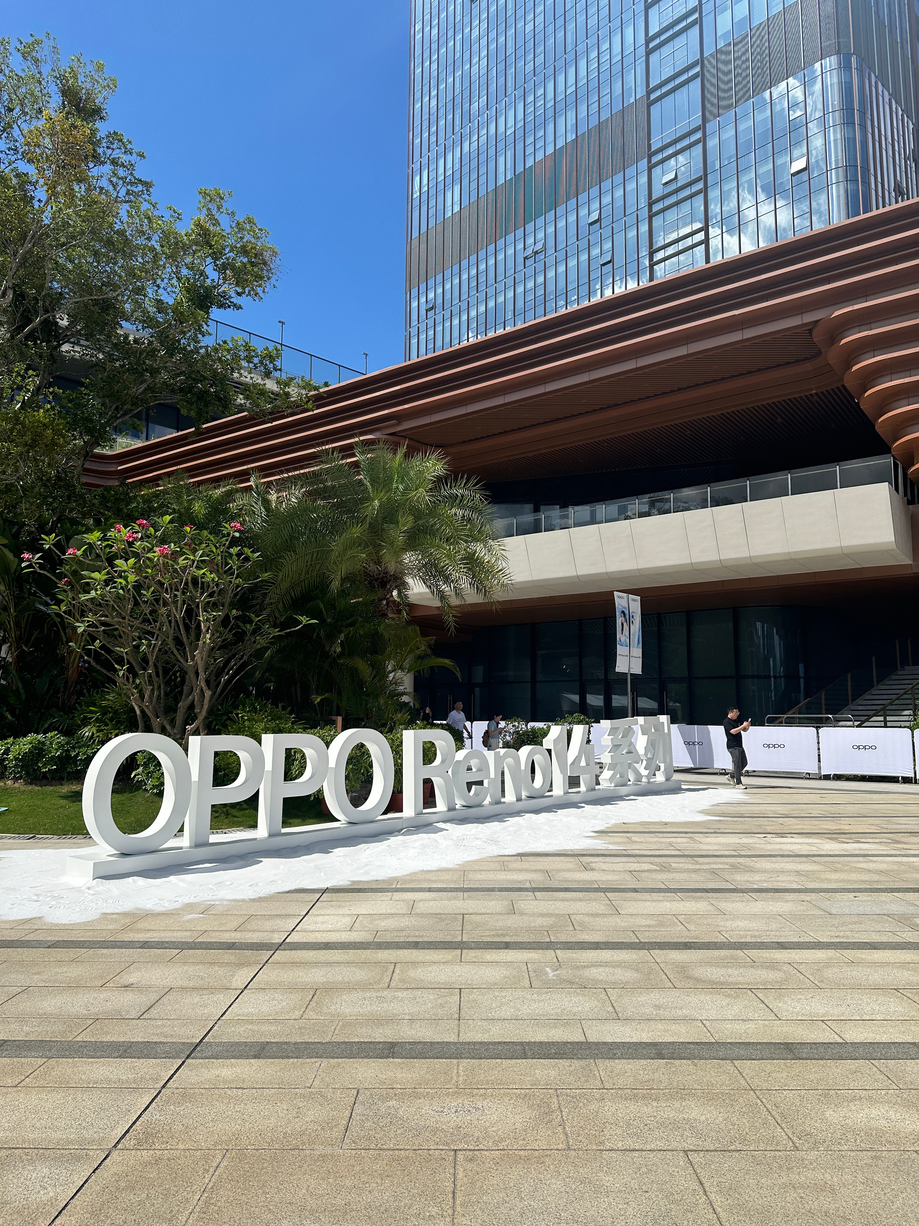 OPPO这次活动办的像去看演唱会一样，还有应援棒，而且我发现这个应援棒都是统一控