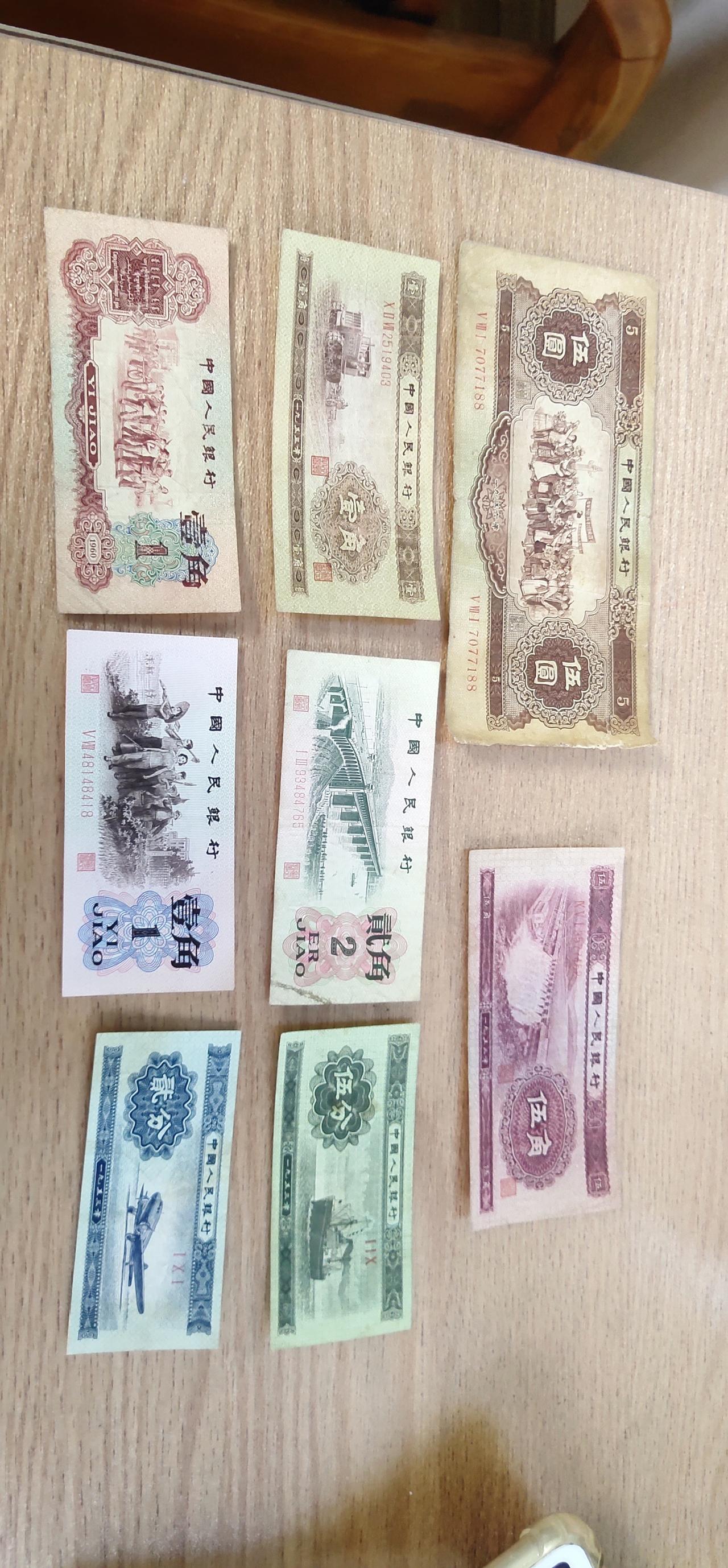 这两天收拾柜子，翻出一堆过期的钱币、粮票和国库券，突然就好奇它们到底值不值钱。