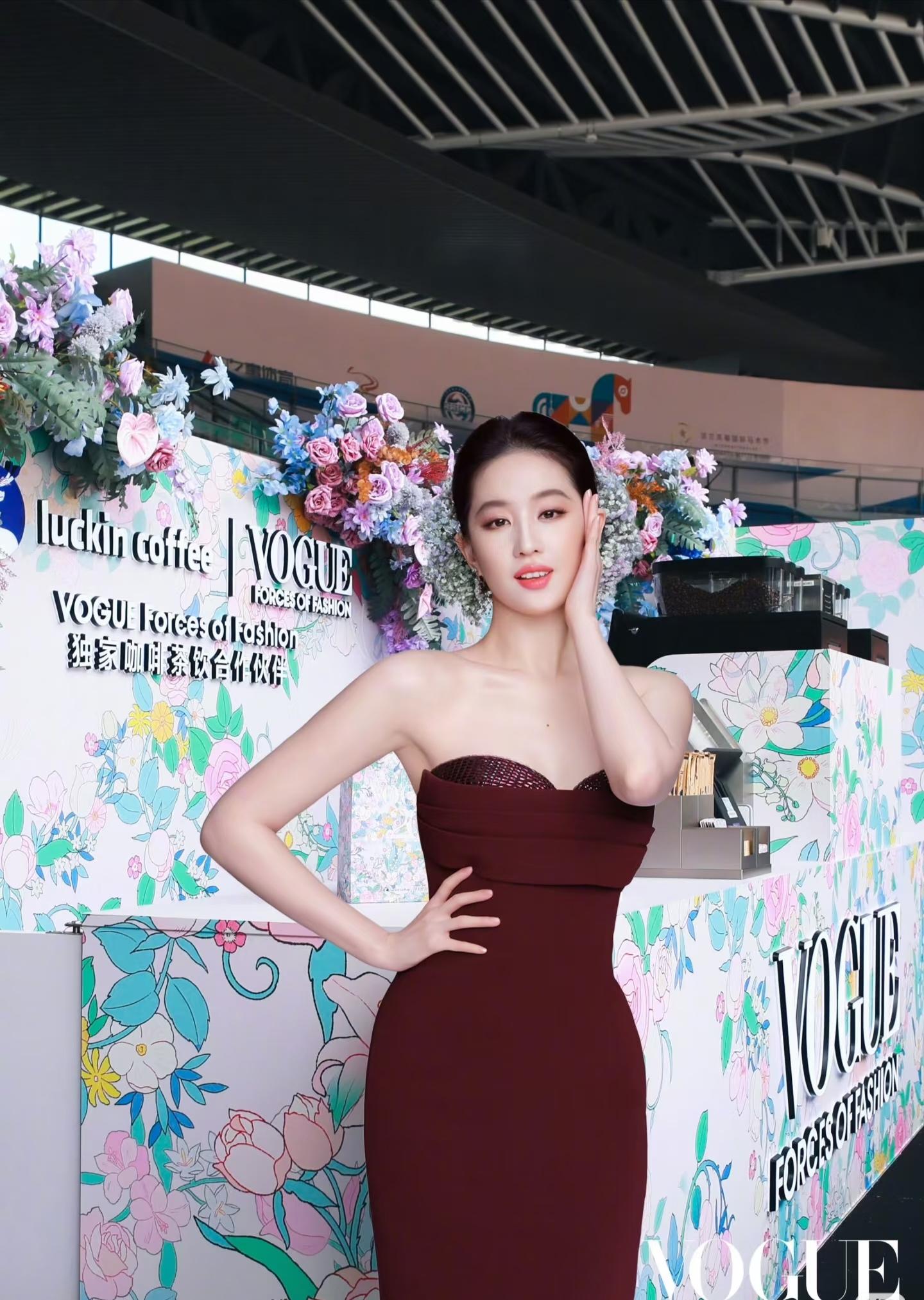 一套婚纱，一套敬酒服。