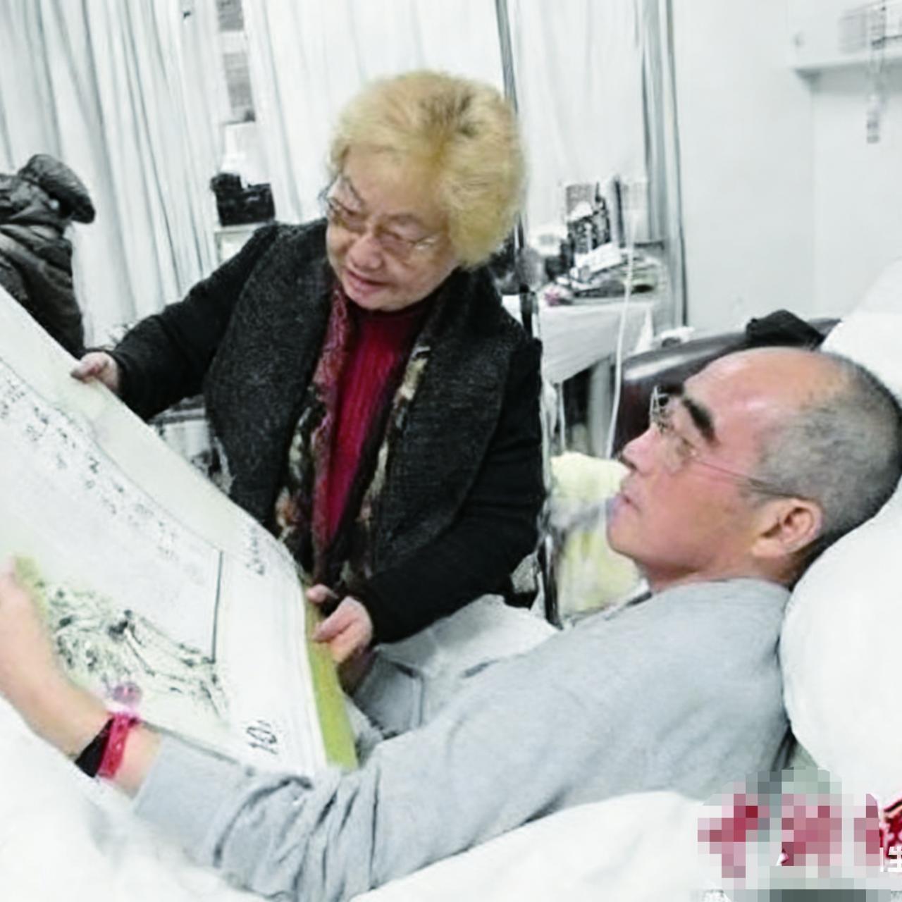 2012年，“乒乓球名将”庄则栋病危期间，歌唱家郭兰英前往医院看望，躺在病床上的