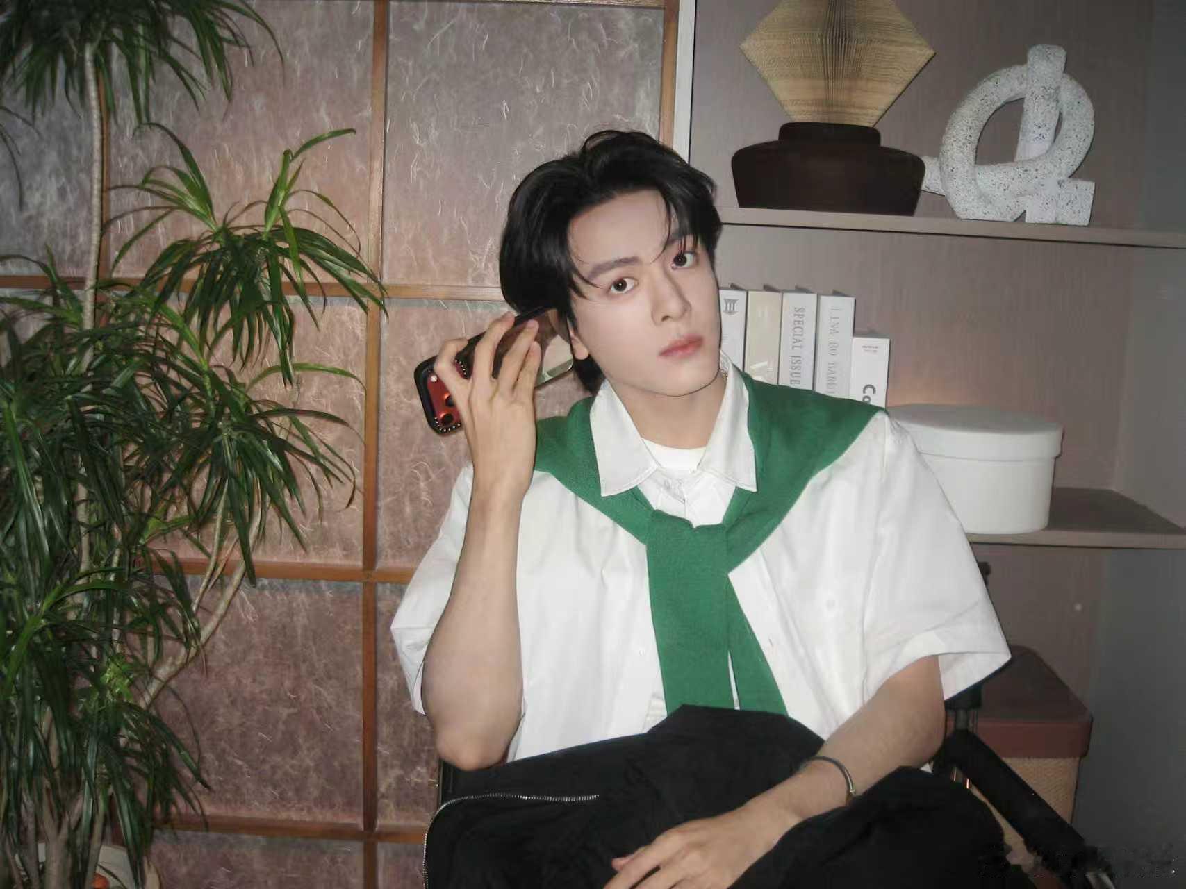 曾舜晞片场CCD掉落  曾舜晞片场CCD掉落，白衬衫造型清爽帅气，完全就是男大来