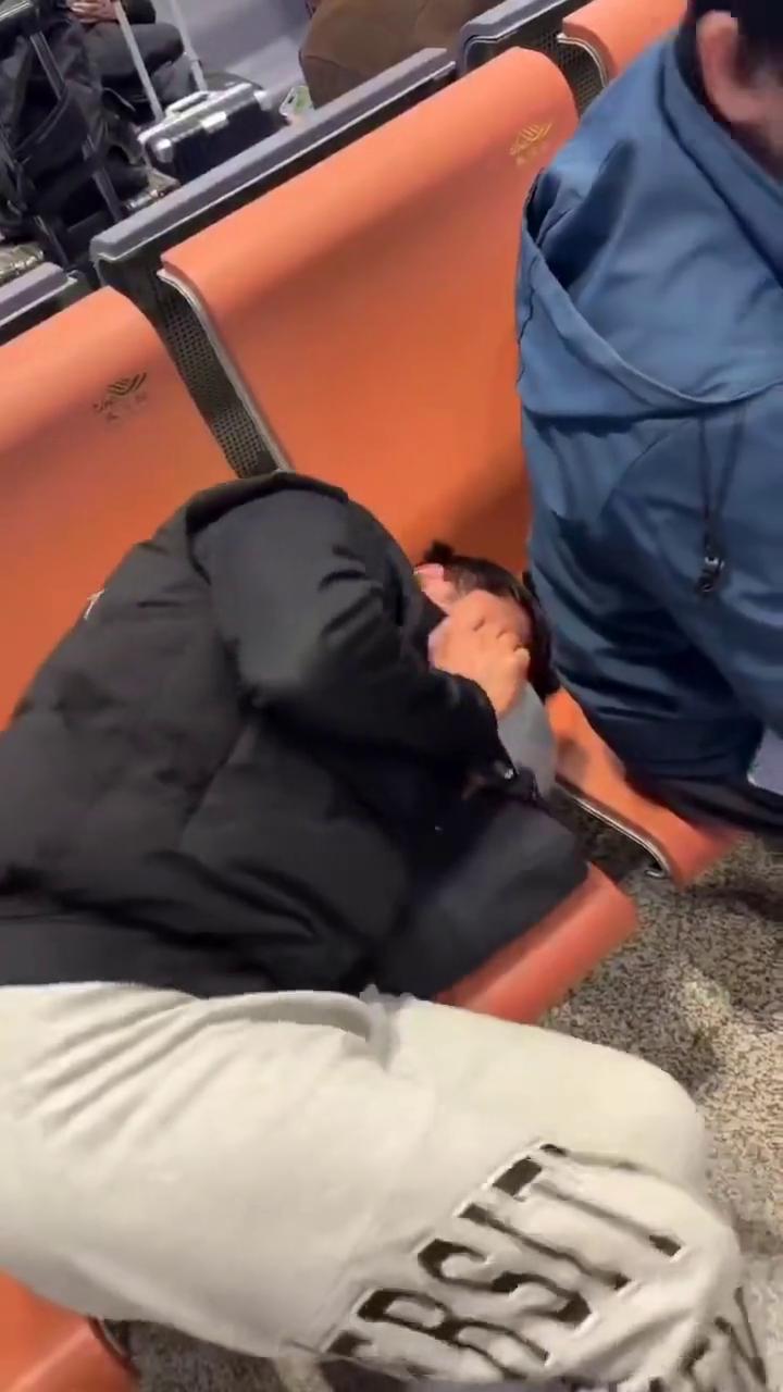 西站方向的高六八次列车现在开始检票了。请买好高六八次列车的旅客请到ade检票口检