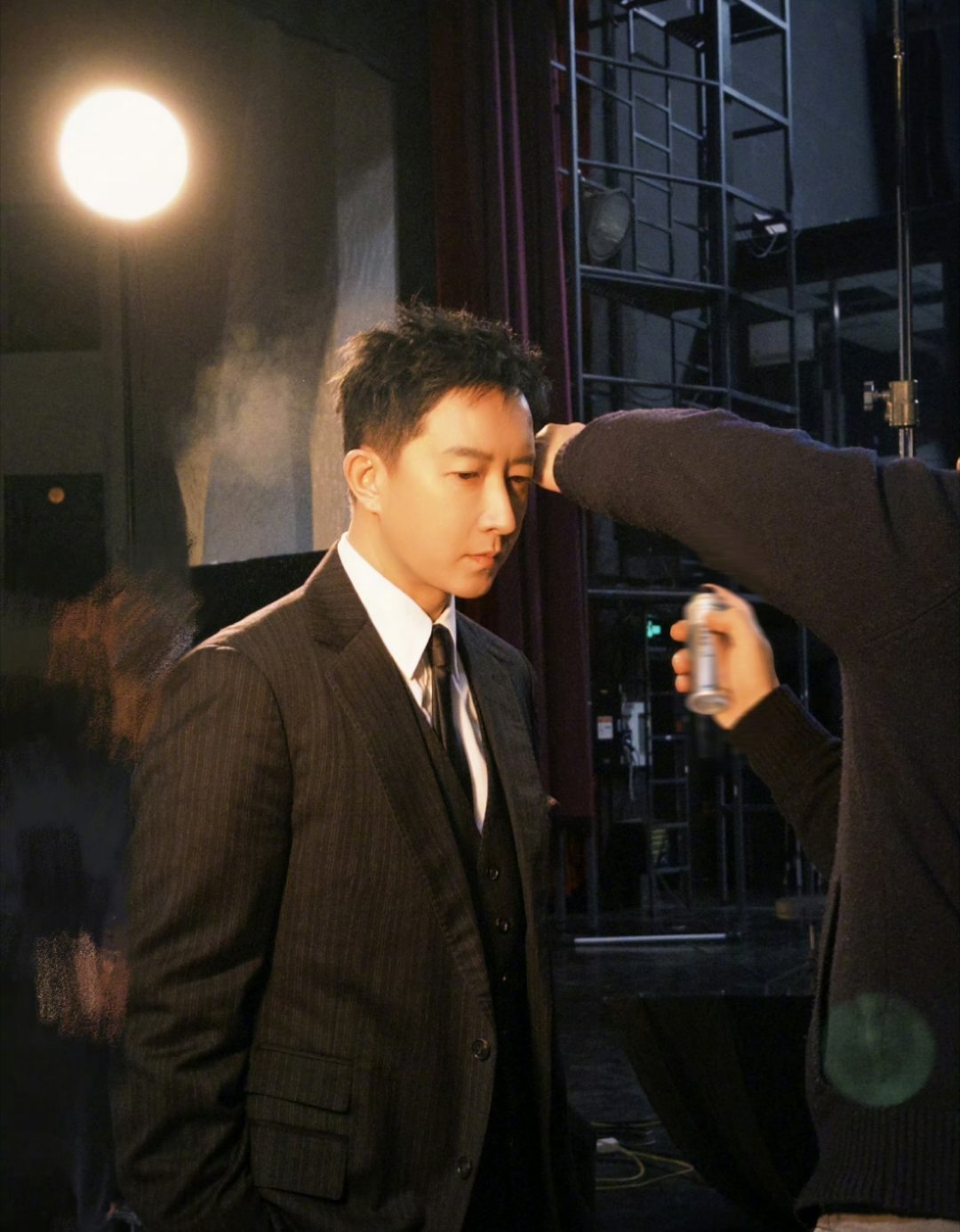 韩庚帅成啥了，离那么近看电视小心近视嗷！