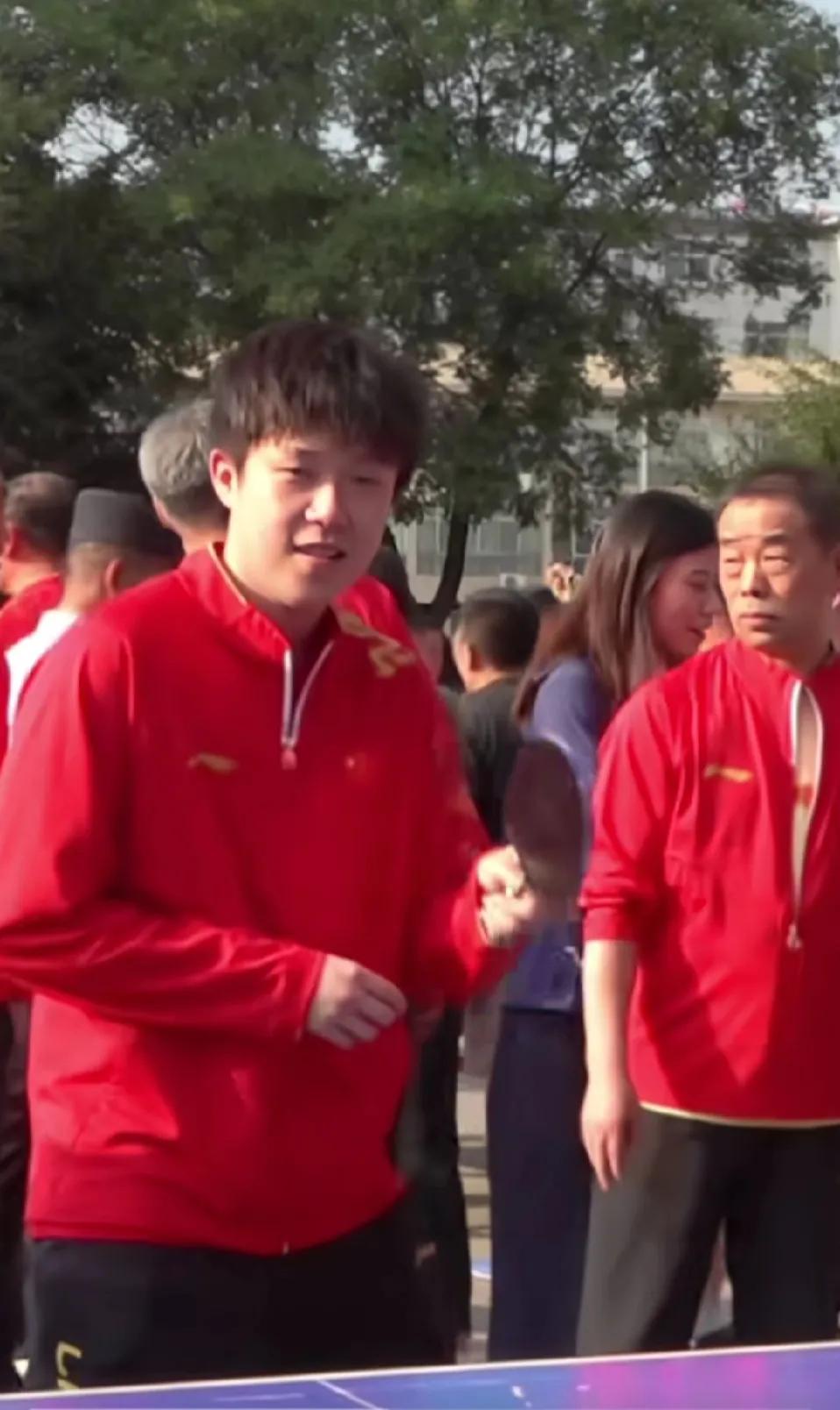 真不敢相信竟然赢了奥运冠军1个球，我们的国乒选手们来到甘肃并在公园跟球迷一起交流