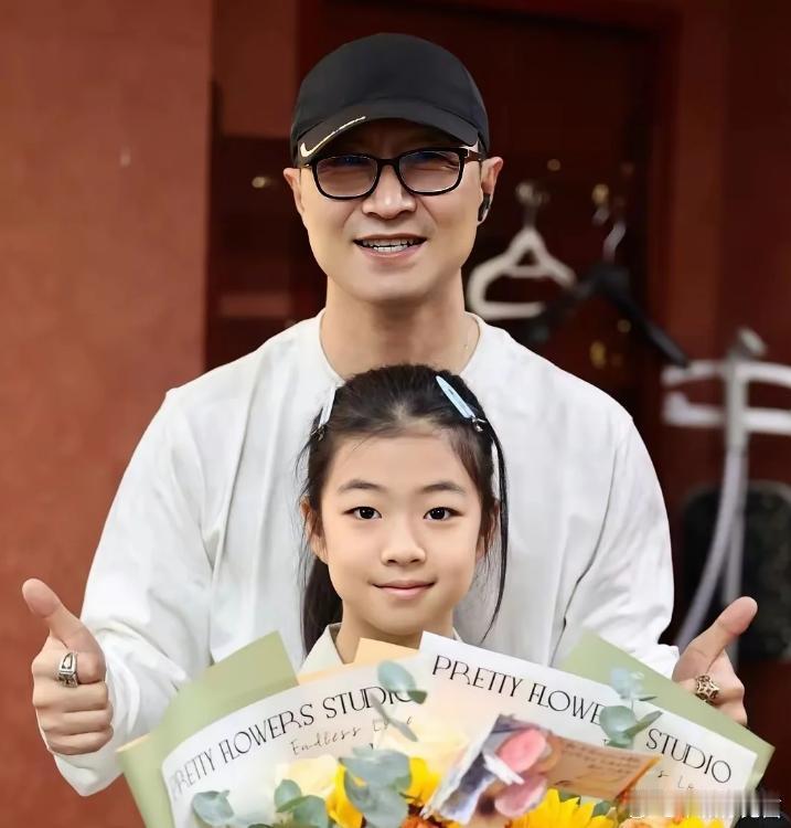 汪峰二女儿汪璟怡逛商场看上多款大牌服饰，发消息询问能否购入，汪峰直接回绝，表示她