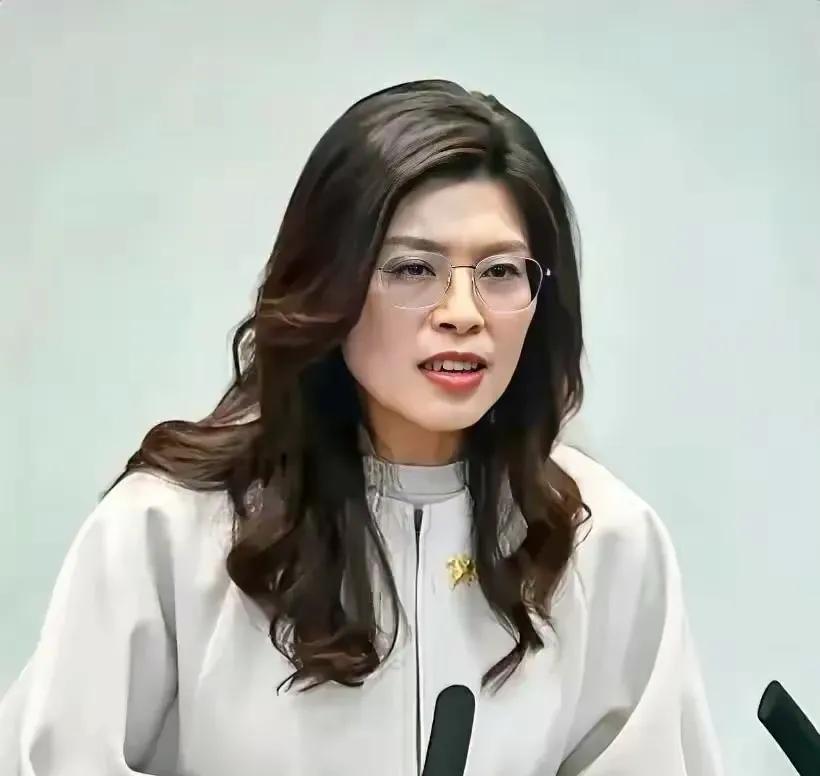 你们可以骂卢秀燕，可以骂韩国瑜，也可以大骂侯友宜。但请网友们不要再给郑丽文负面评