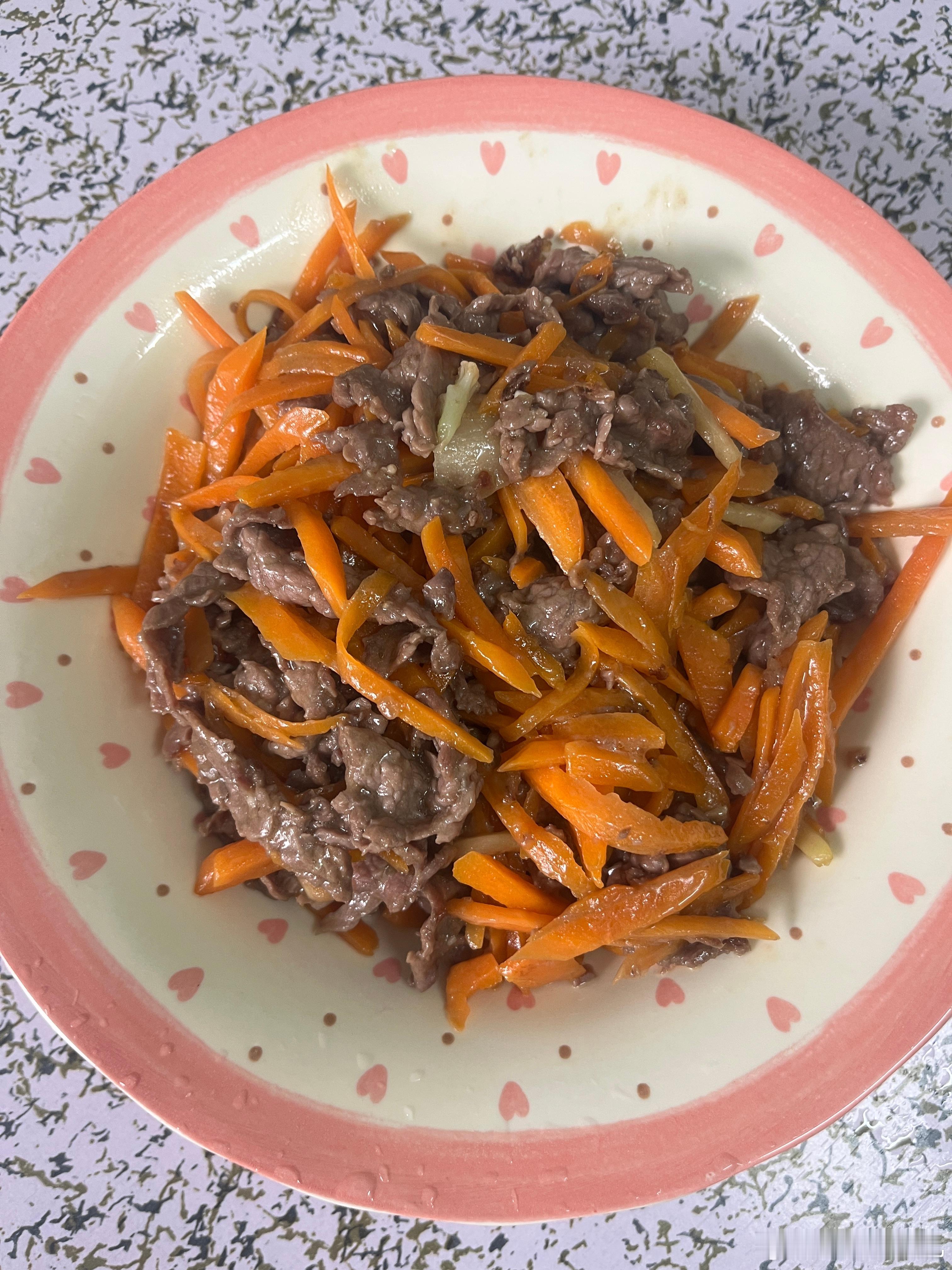 吃饭了，好几天没做饭，今天炒的牛肉很好吃，花菜是柠宝点的，说那天在店里吃了好好吃
