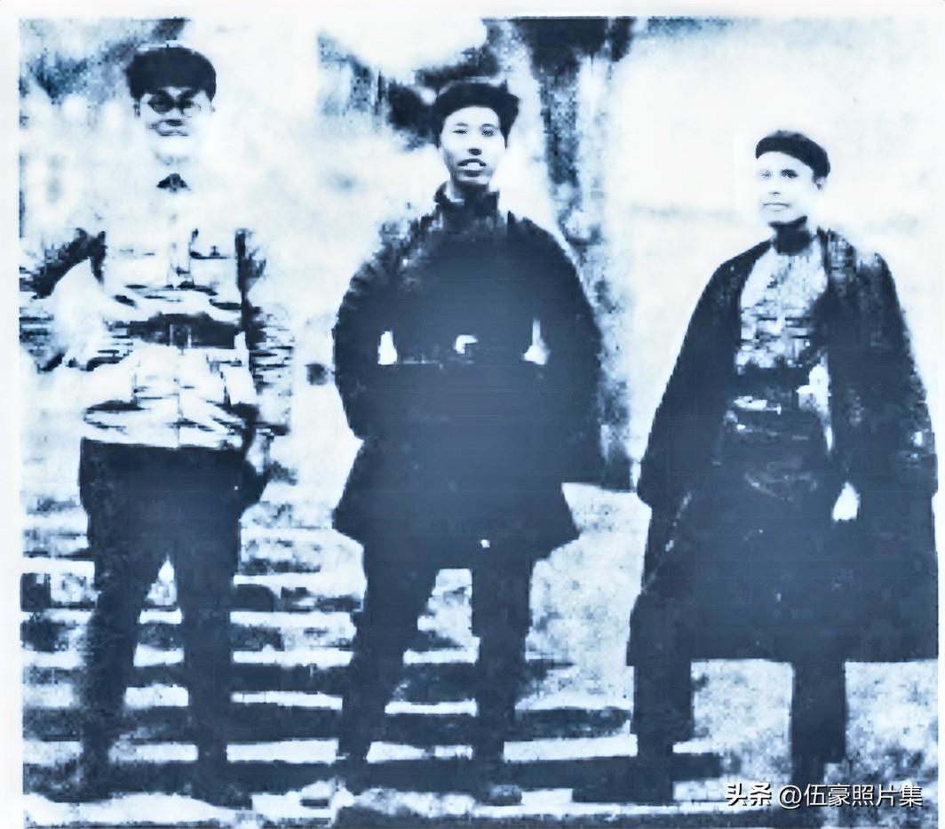 1936年，长征途中摄于贵州黔西县政府大堂，自左至右：吴德峰，王震，张子意。据悉