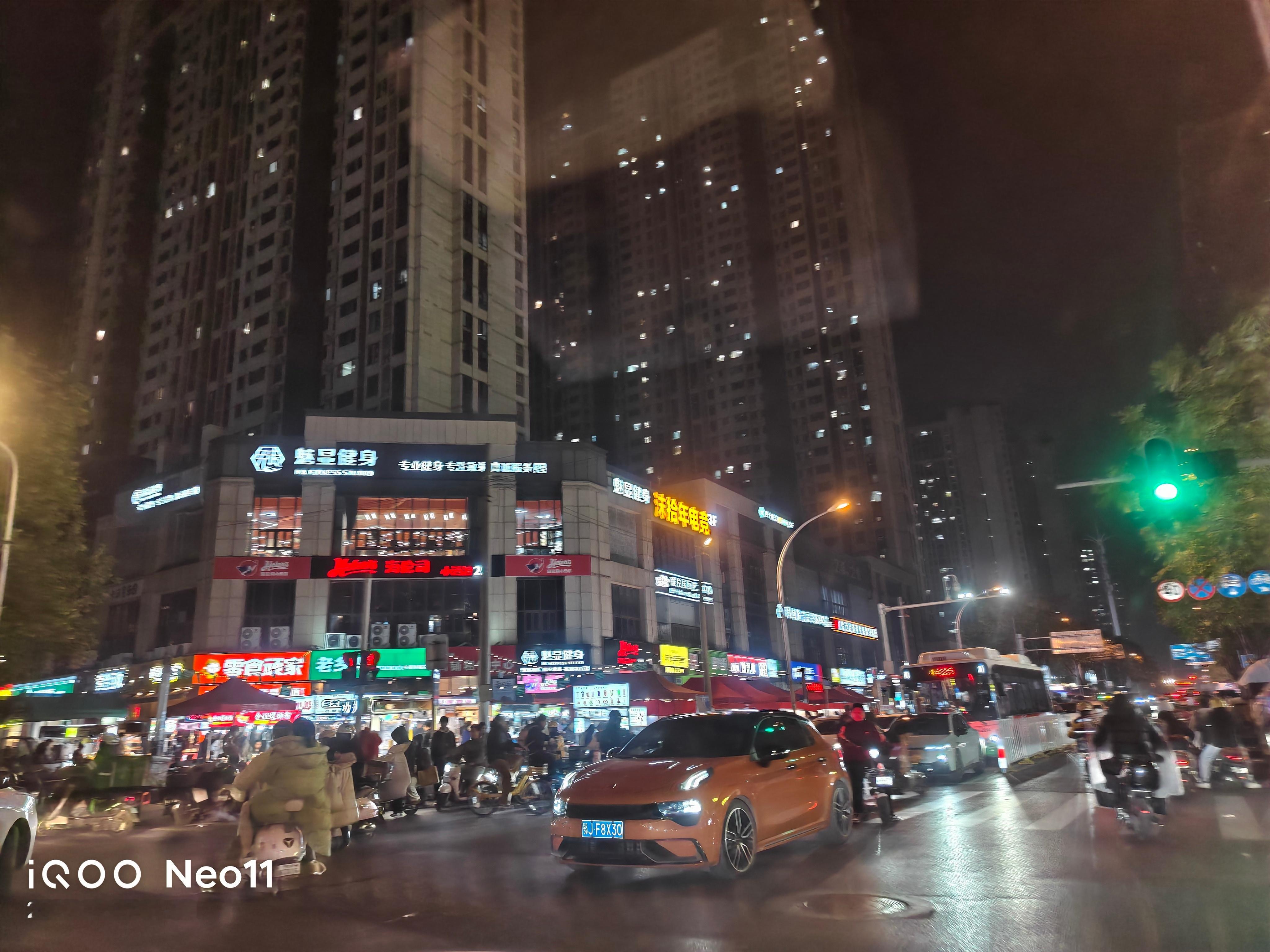 周五下班后的空气都透着自由，丢掉烦恼，冲向夜市！iQOONeo11iqoo