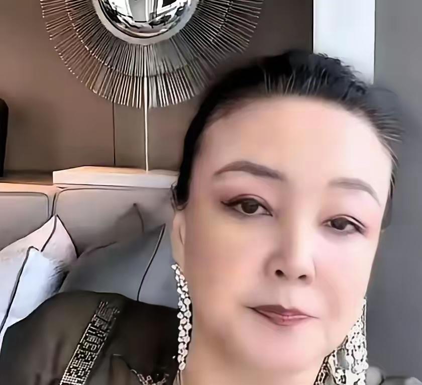 家人们！张兰这回是真想开了！
 
从台北回来后，她半个字没提过亲家母，连汪小菲那