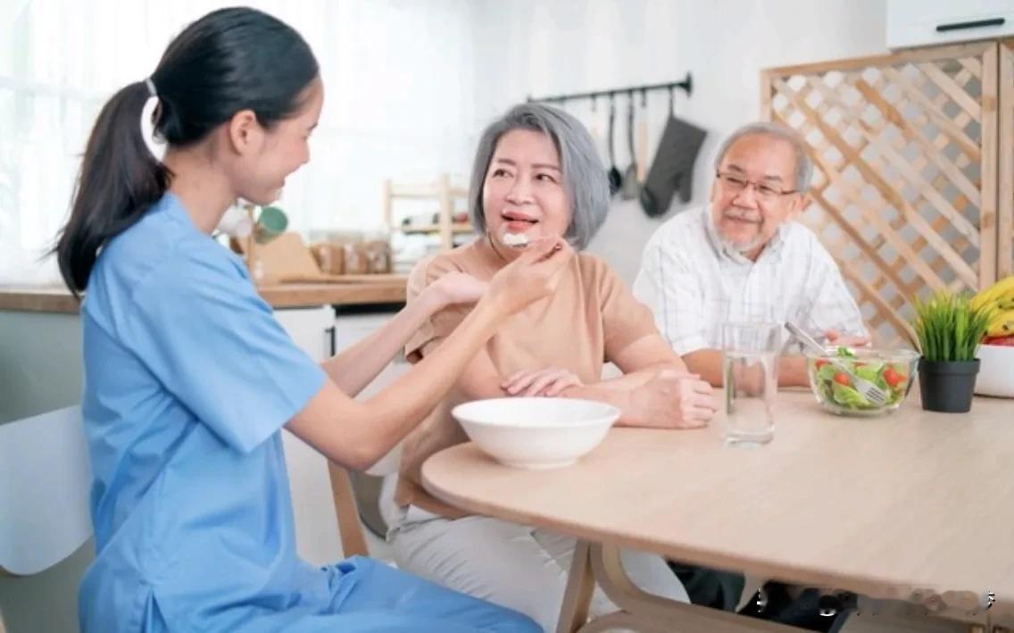 朋友老杨的女儿小杨今年五十岁了，她和丈夫两个人目前都失业，他俩的女儿在酒店工作，