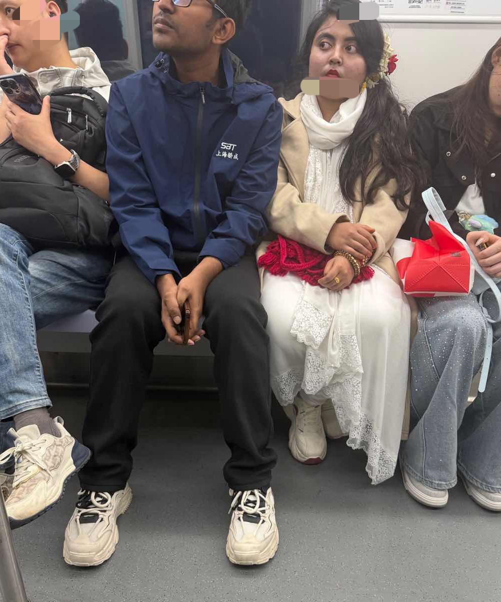 地铁上坐我对面的一对恋人，男的应该是南亚某个民族的人，这个女的是哪个族的人？