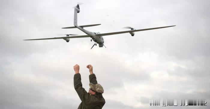 乌克兰无人机首次袭击位于里海的俄罗斯石油平台

12月11日，乌克兰特种部队首次