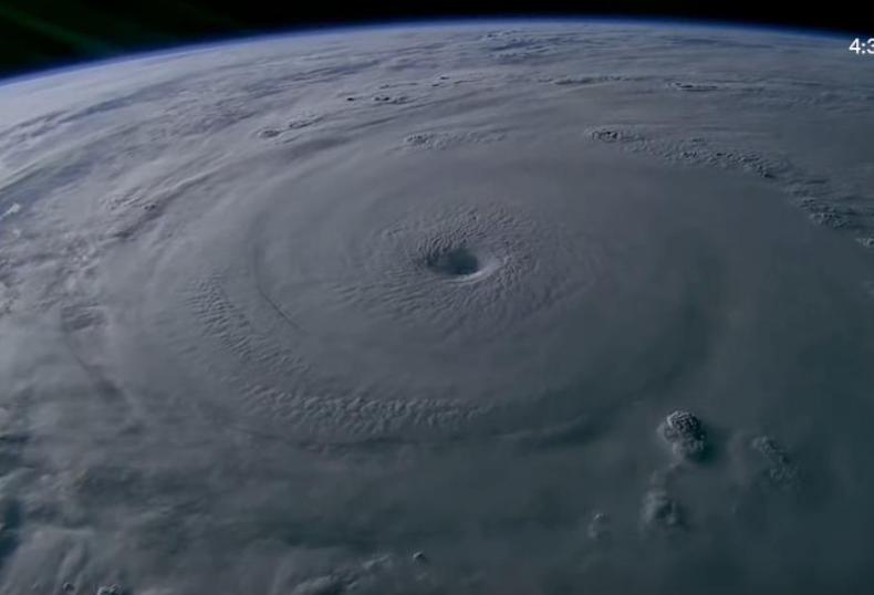 NASA太空站视角看强台风“巴威”！台风眼清晰大到“镜头装不下”！