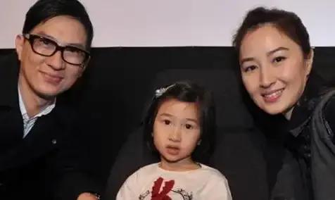 关咏荷与张家辉的女儿张童，完美诠释了"女大十八变"的惊喜。小时候她是父亲张家辉的