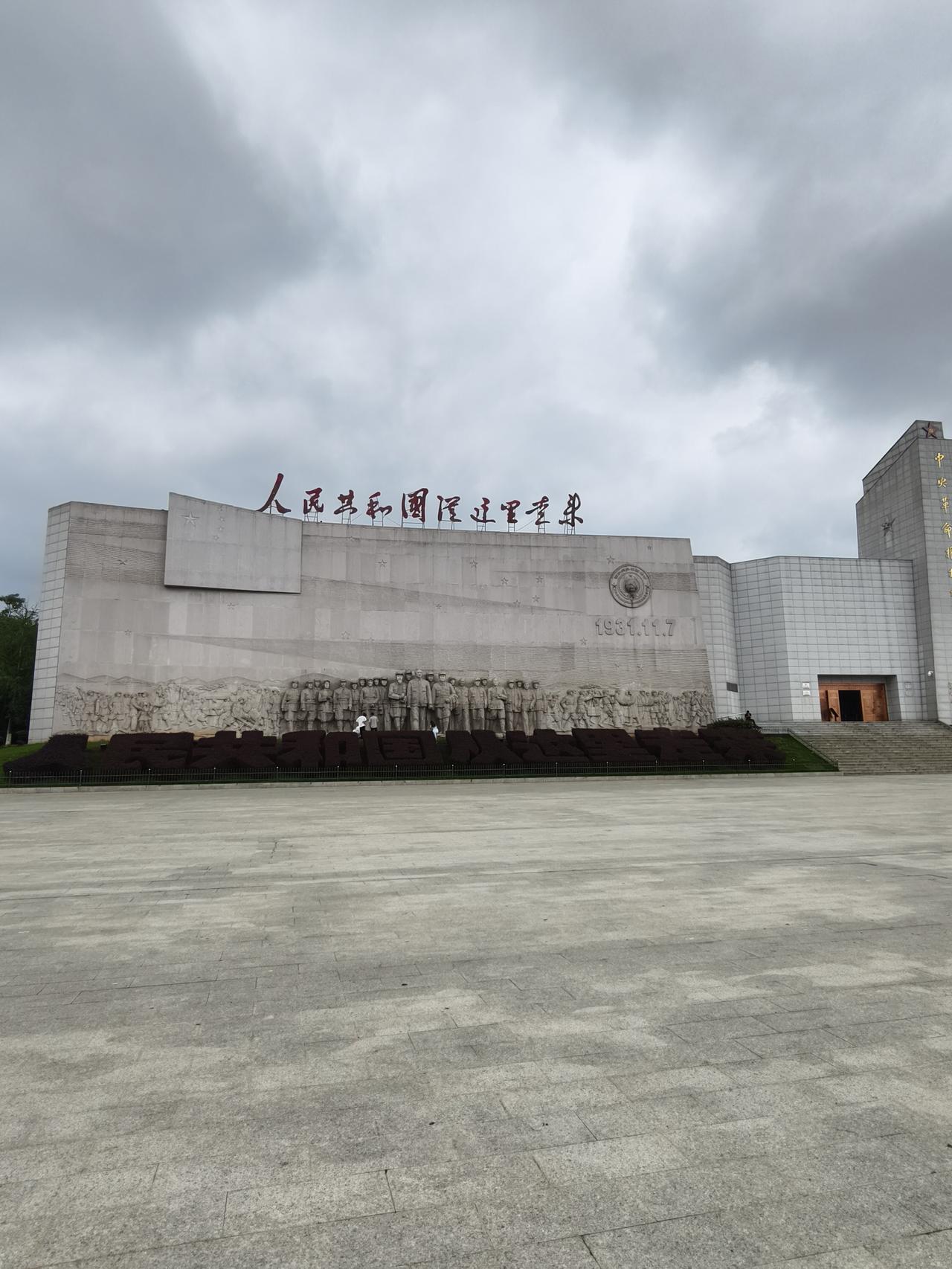 A股步入缩量调整阶段，AI算力及硬件热度渐退。市场正寻觅新的领涨热点，如低空经济