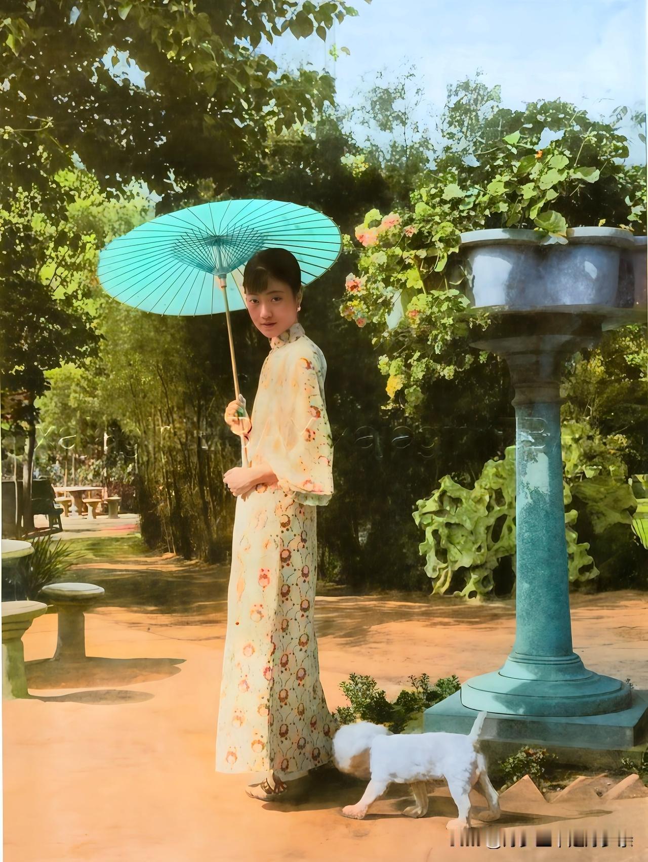 上世纪二十年代，在天津宅邸园林的末代皇后婉容。大家都来看看吧！这绝非电视剧中的演