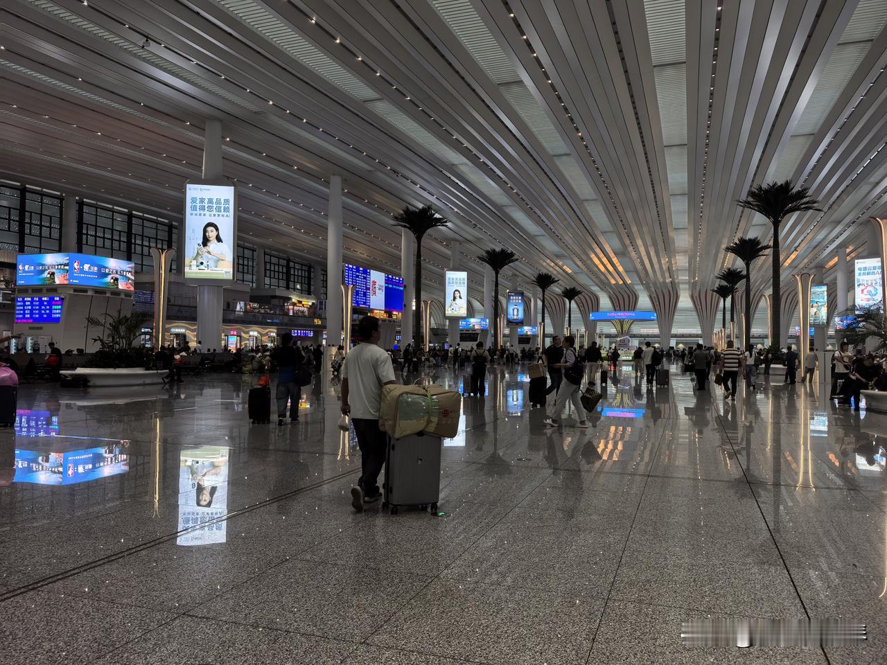 实拍广州白云站，真的挺大！！一定要提前些过去，别掐点喔[呲牙][呲牙]

以前坐