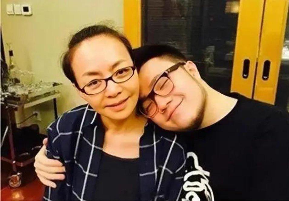 2003年，宋丹丹带着儿子巴图参加爷爷的葬礼，却被前夫英达拒绝送行：“谁让你们来