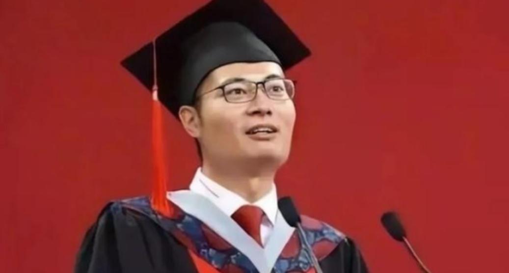 1999年，北大博士王永强携妻子移民美国，此后20年未曾回国与家人联系，其母亲病