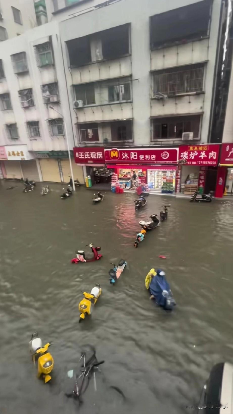 这几年砸进去了多少个亿，为了这个下水道，修来修去还是这个样子，天天都在拆了挖，挖