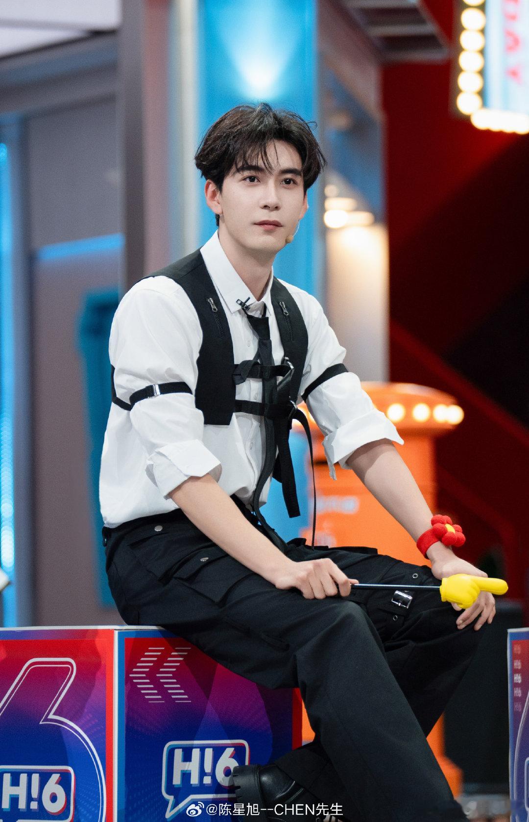 奖杯失踪+地枭潜伏！《枭起青壤》剧组突袭好六街，多轮游戏爆笑连连，终极揭秘让人搓