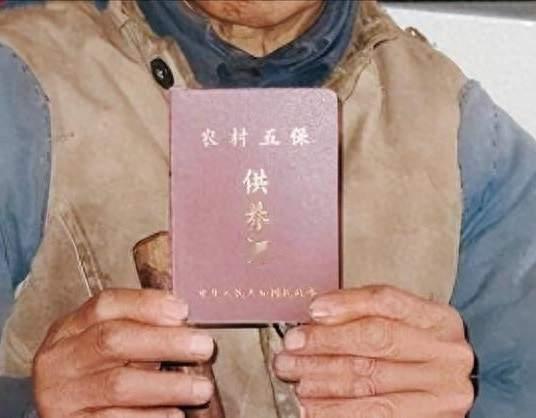 每年四百亿养四百万孤寡老人，这笔“亏本买卖”为啥谁都不敢砍？