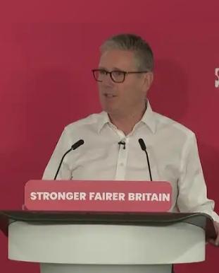 【英国多家媒体11日报道，多名英国内阁成员要求首相斯塔默设定辞职时间表，其中包括