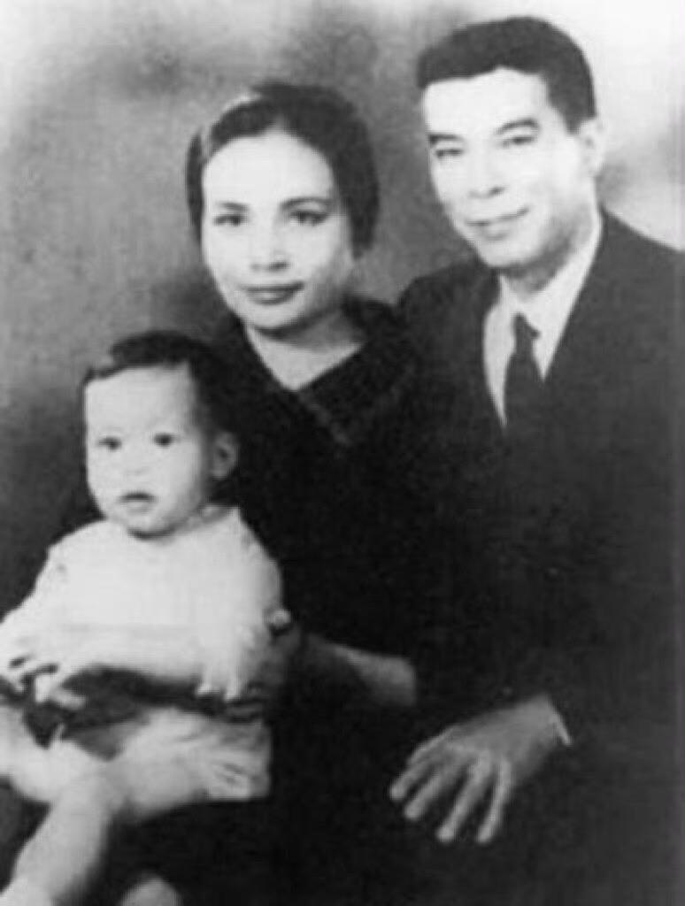 60年代，蒋孝章和丈夫俞扬和，儿子俞祖声，一张罕见的合影。

蒋孝章是中俄混血，